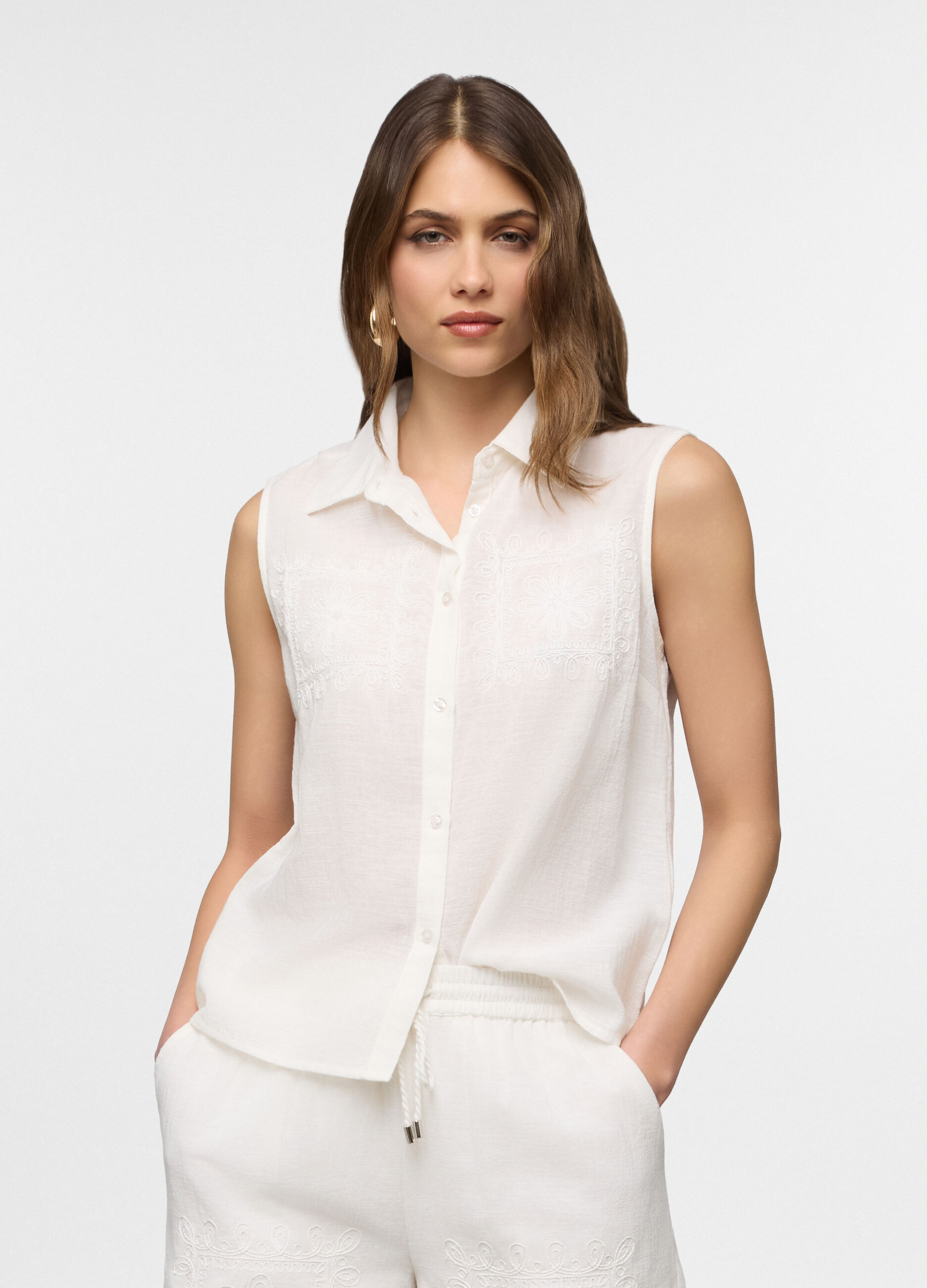 Camicia smanicata Fit Regular con collo alla francese donna_0
