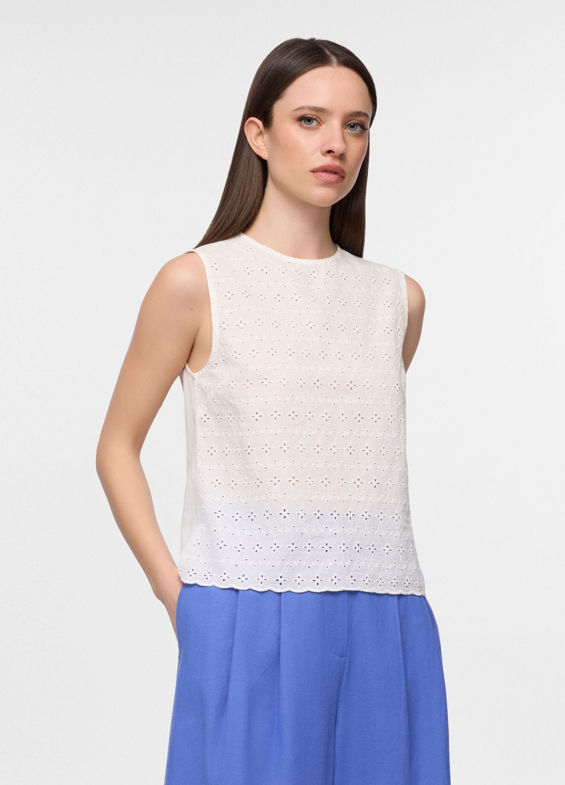 Top smanicato a girocollo in puro cotone sangallo donna_0