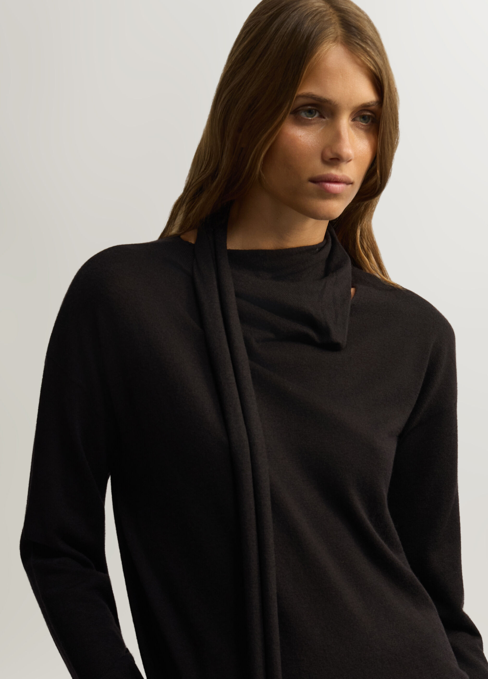 Pullover con scollo drappeggiato in maglia rasata donna_2