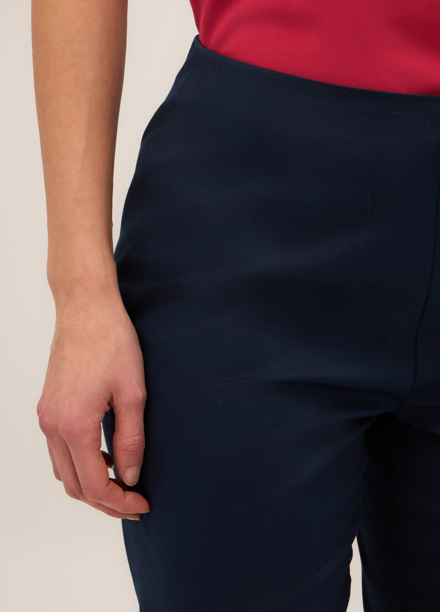 Pantaloni capri in twill di cotone stretch donna