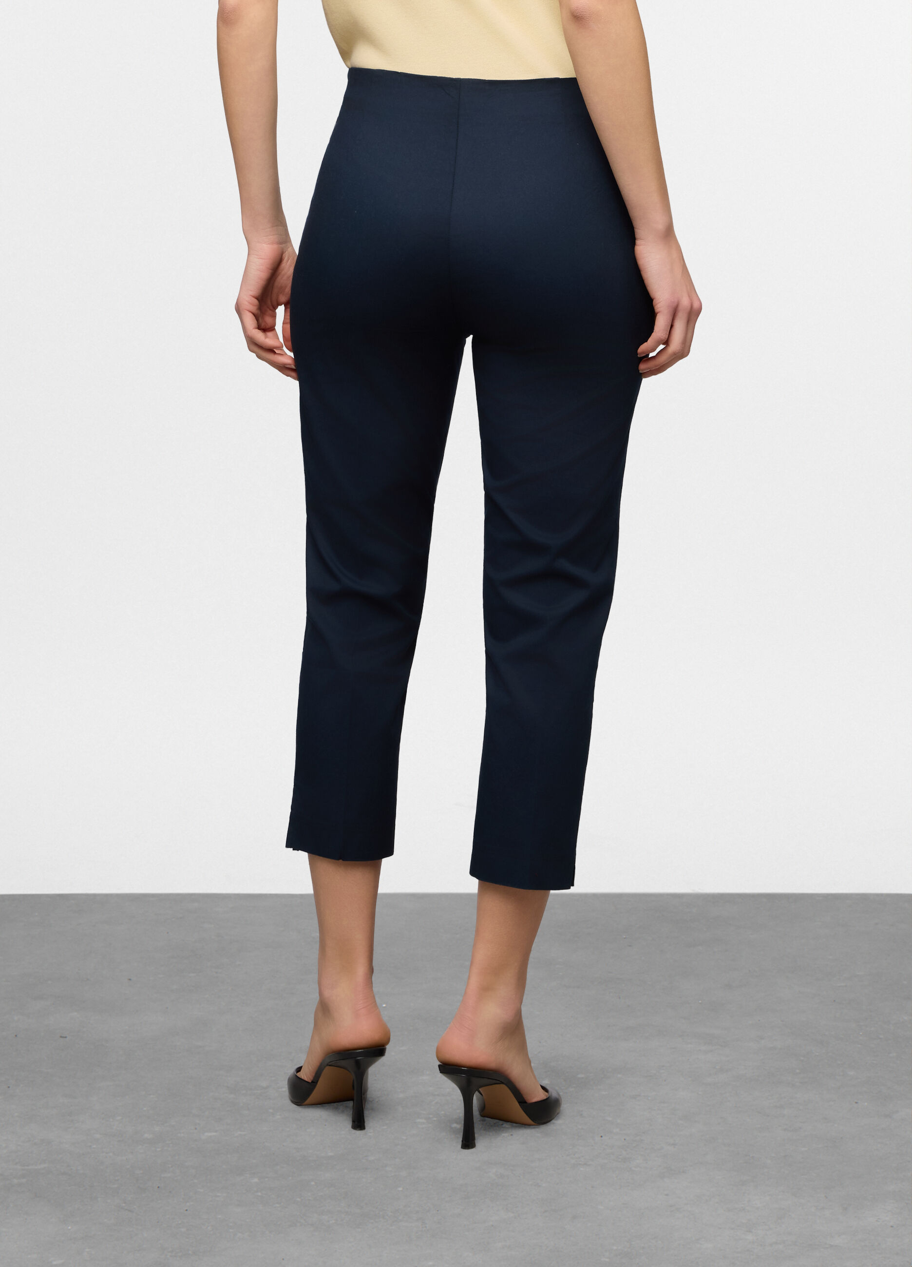 Pantaloni Capri Fit Slim in twill di cotone stretch donna_1