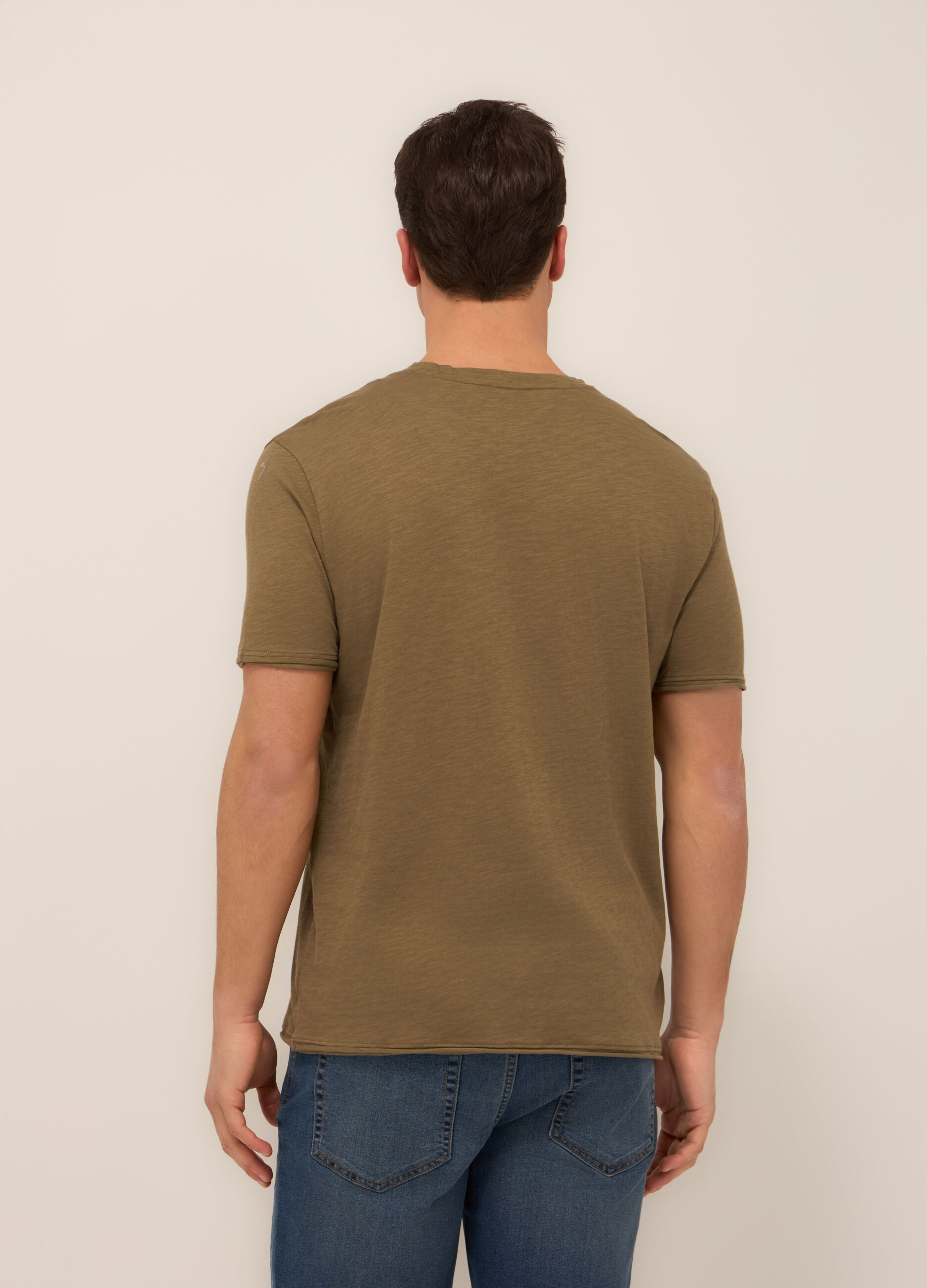 T-shirt girocollo con taschino uomo_1
