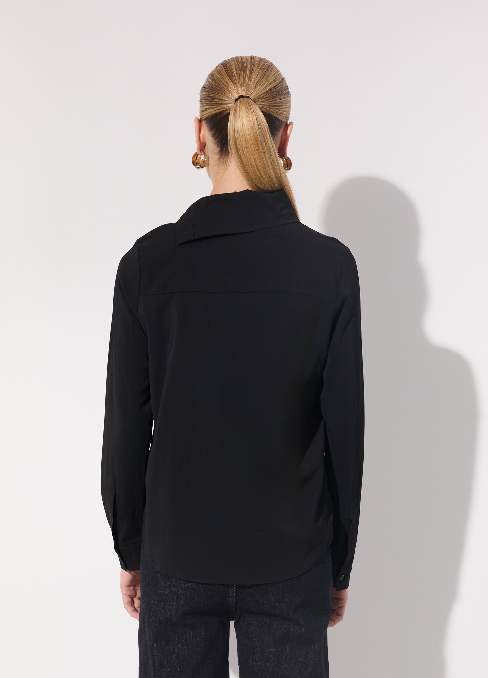 Camicia in viscosa crêpe a collo alto donna_2
