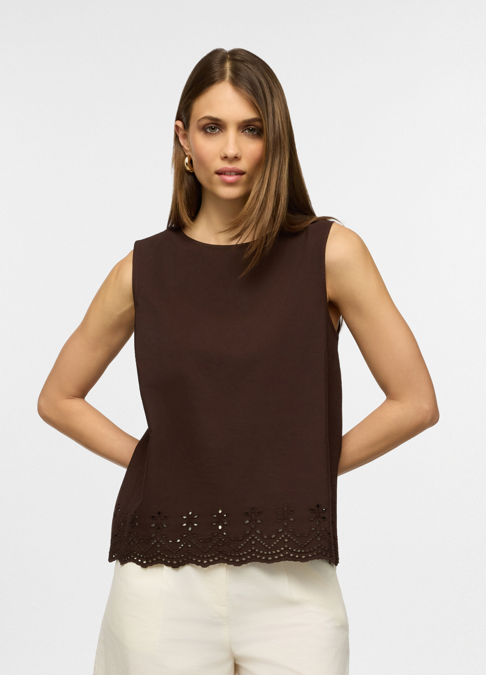 Top smanicato con scollo rotondo e ricamo donna_0