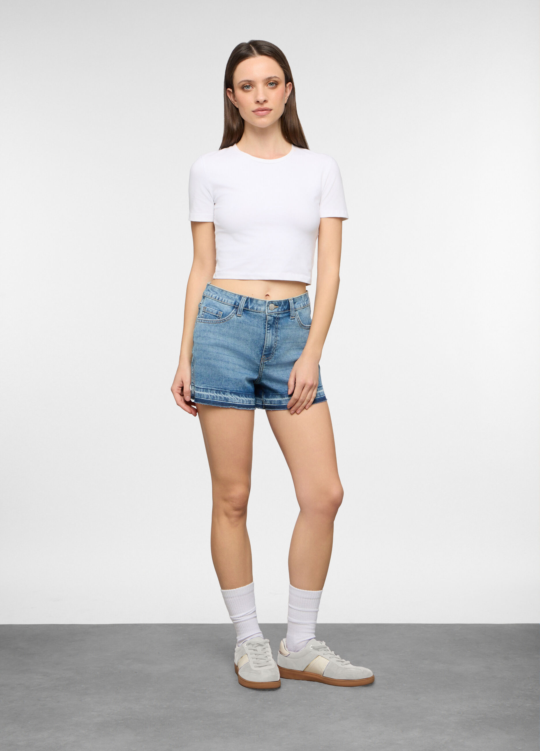 Short fit regular con taglio vivo al fondo trattato in denim stretch donna_0
