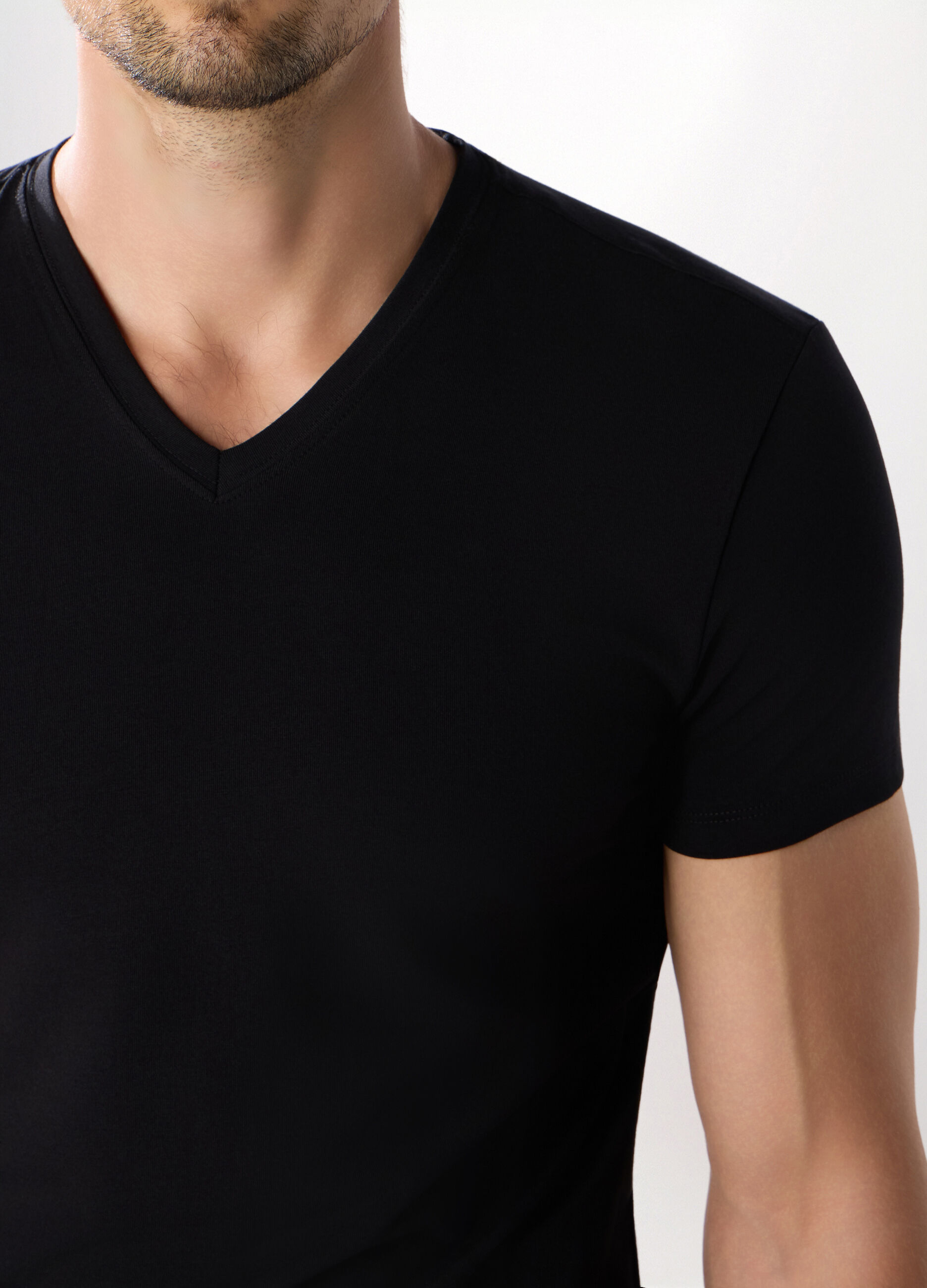 T-shirt collo a V in cotone stretch uomo_2