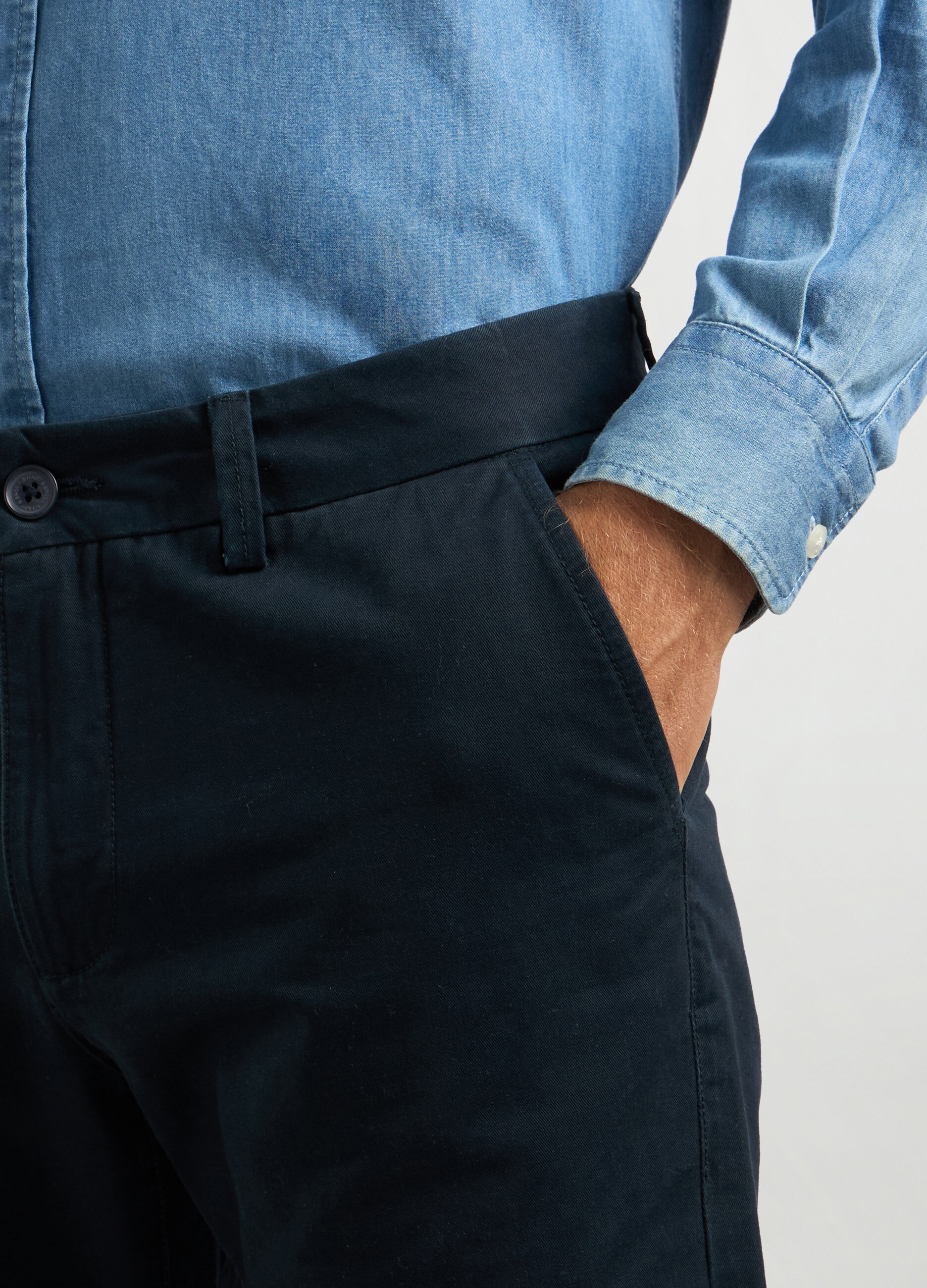 Pantaloni chino regular fit in twill di cotone uomo_2