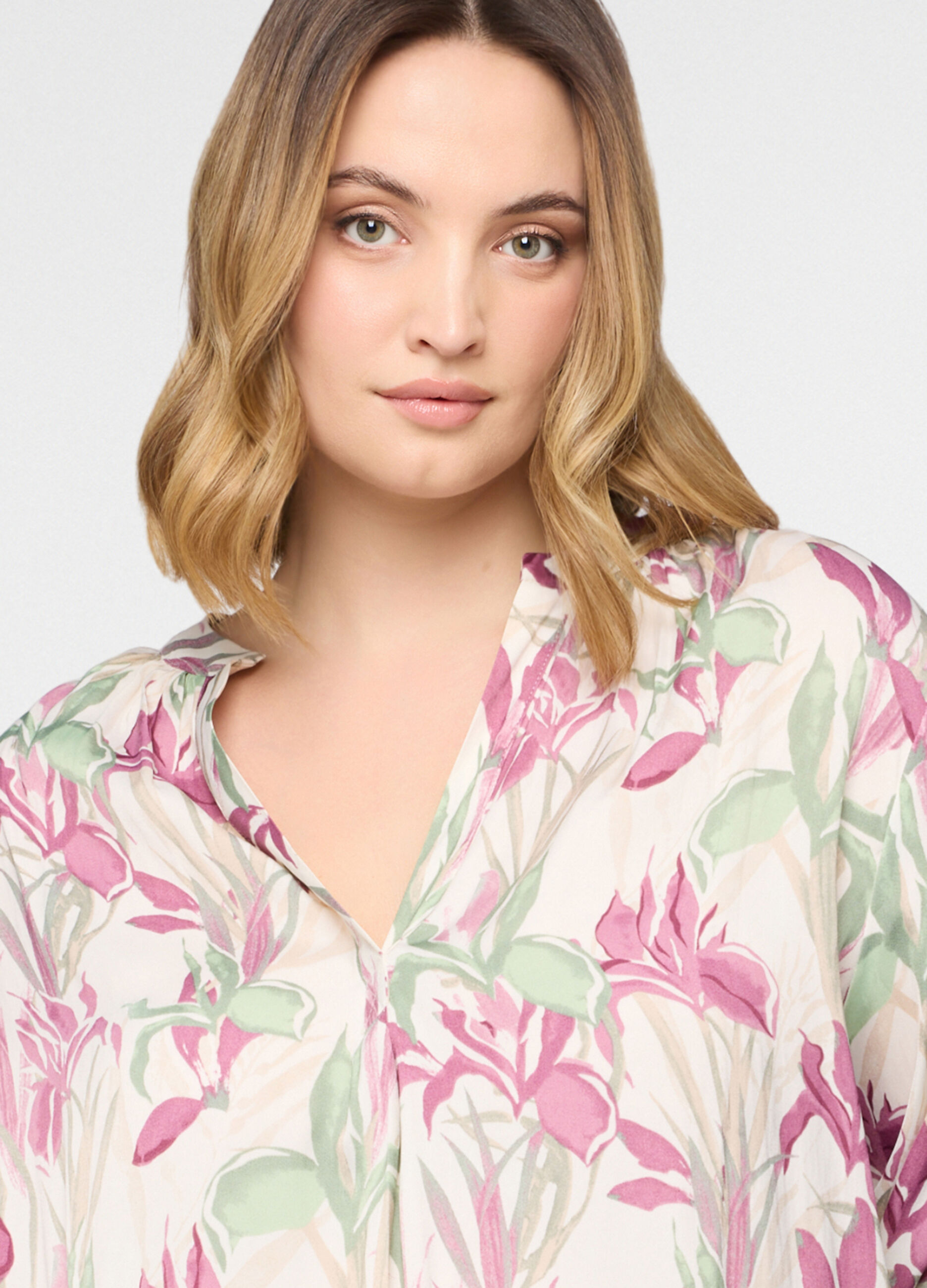 Blusa over fit con scollo a V donna curvy_2