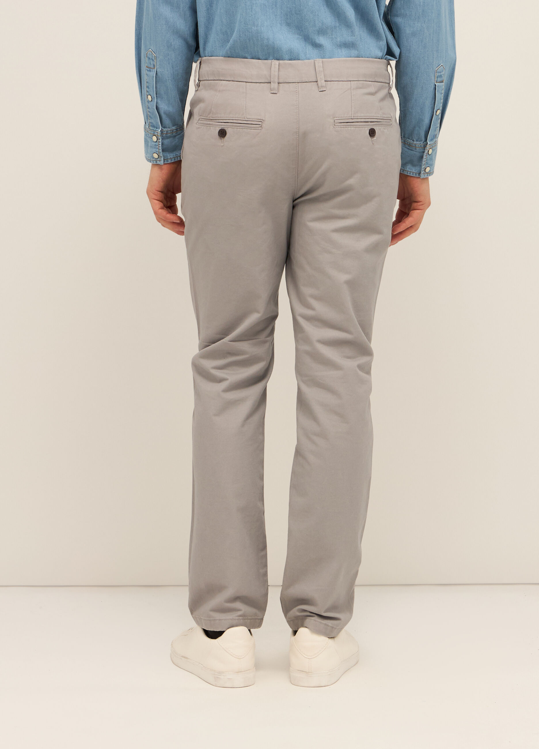 Pantaloni chino regular fit in puro cotone uomo_1