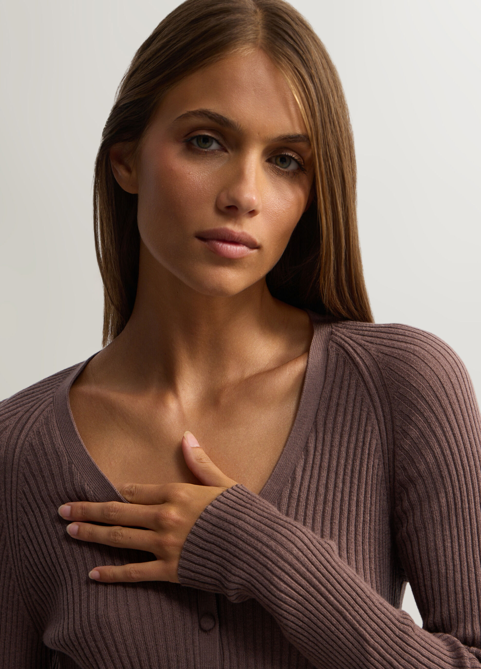 Pullover con scollo a V in costina donna_2