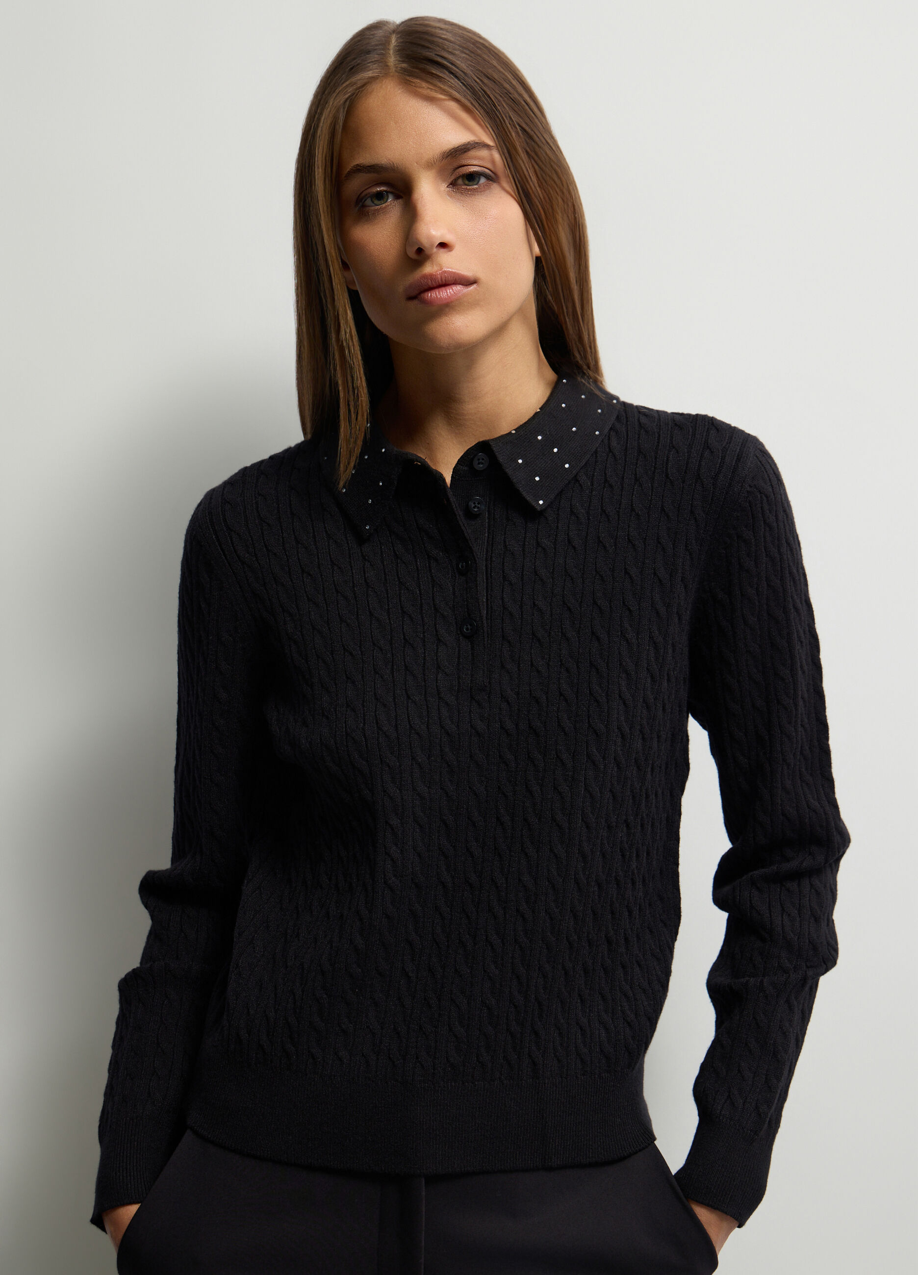 Maglia con coletto classico e lavorazione a treccia donna_2