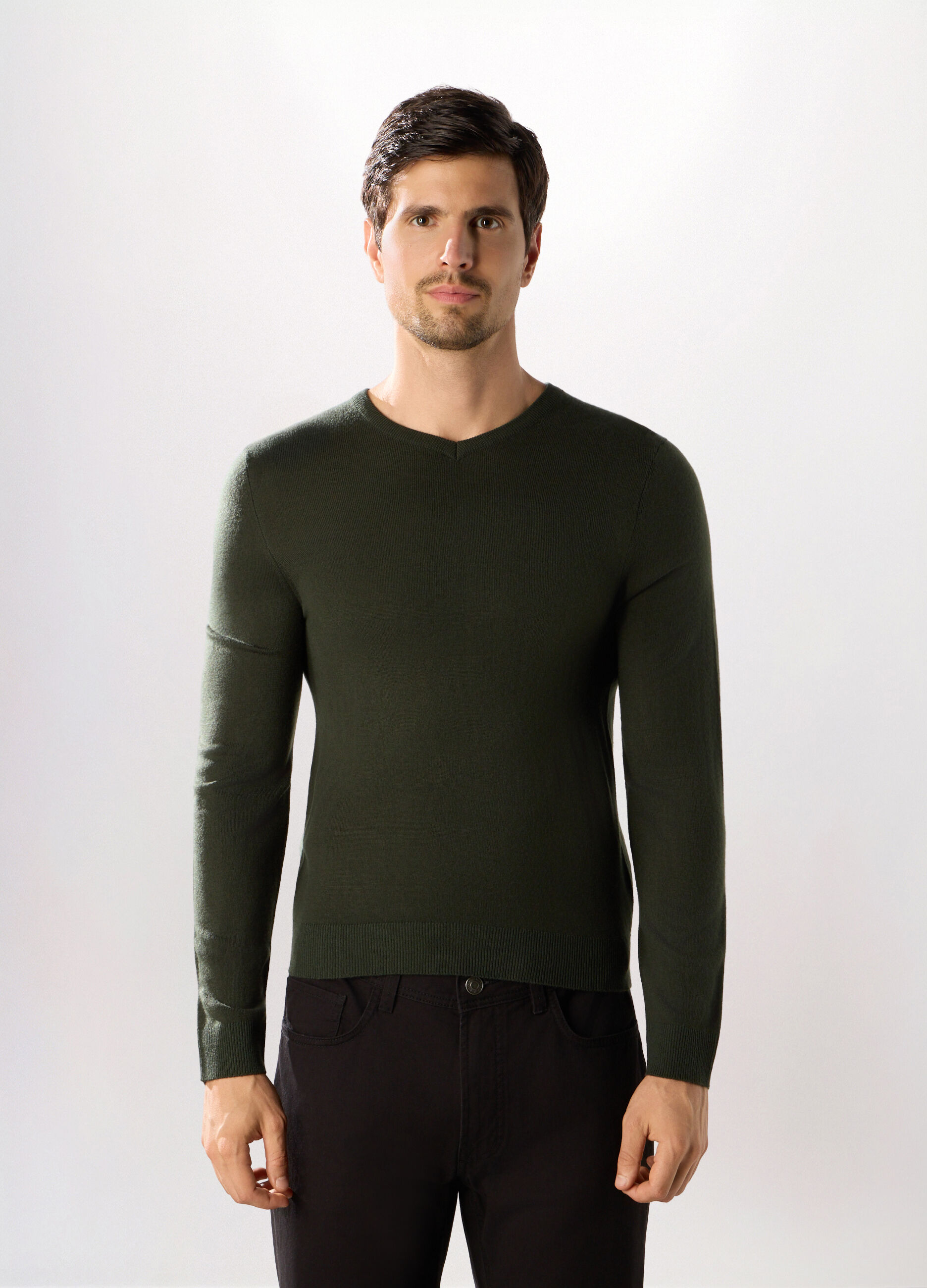 Maglione collo a V a maglia rasata uomo_0