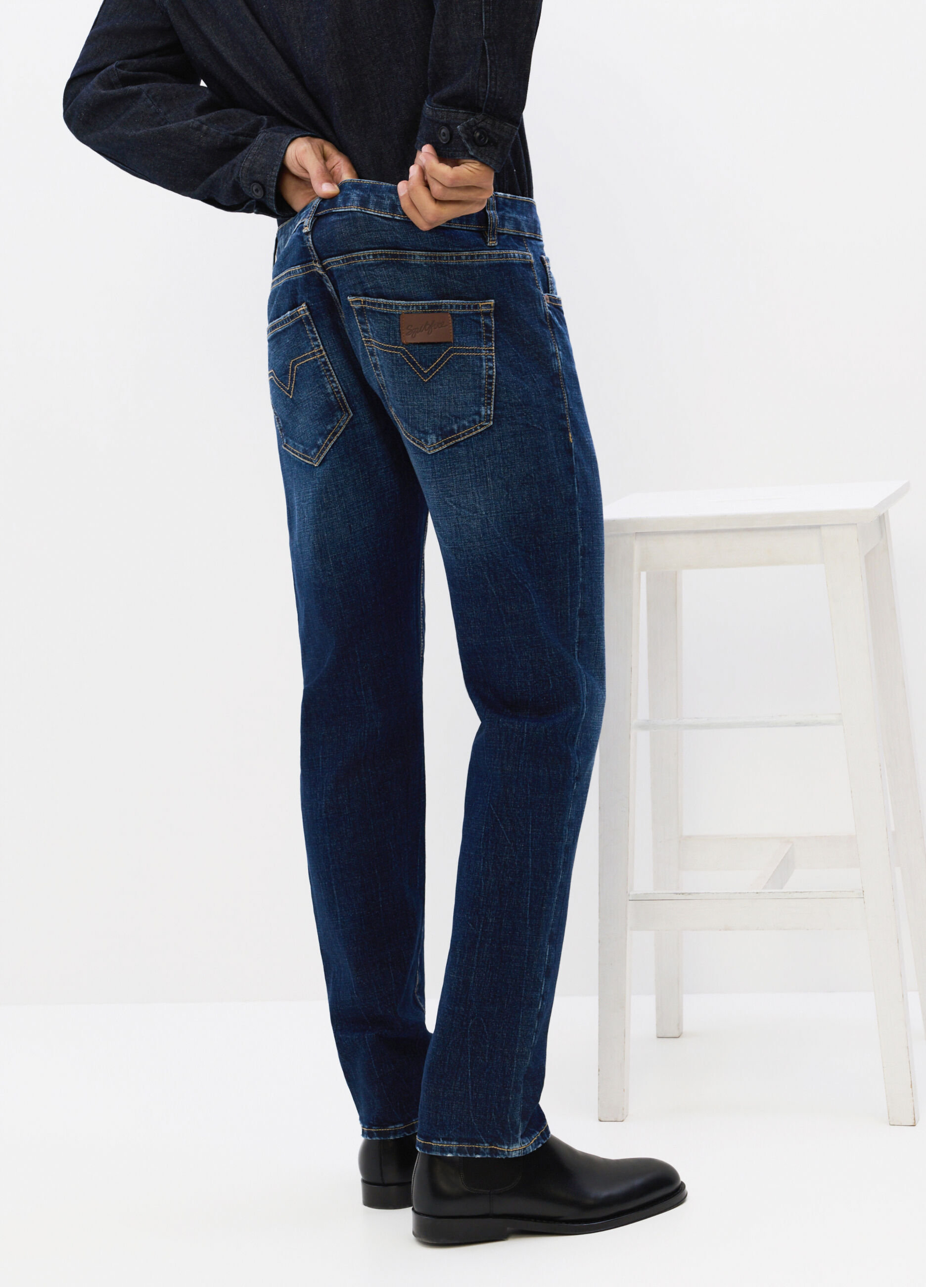 Jeans slim fit in denim lavato uomo_4