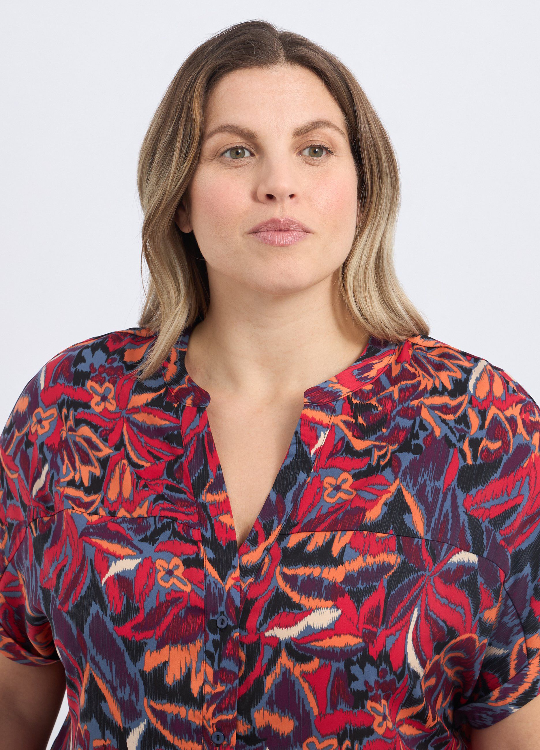 Camicia con scollo a V donna curvy_2