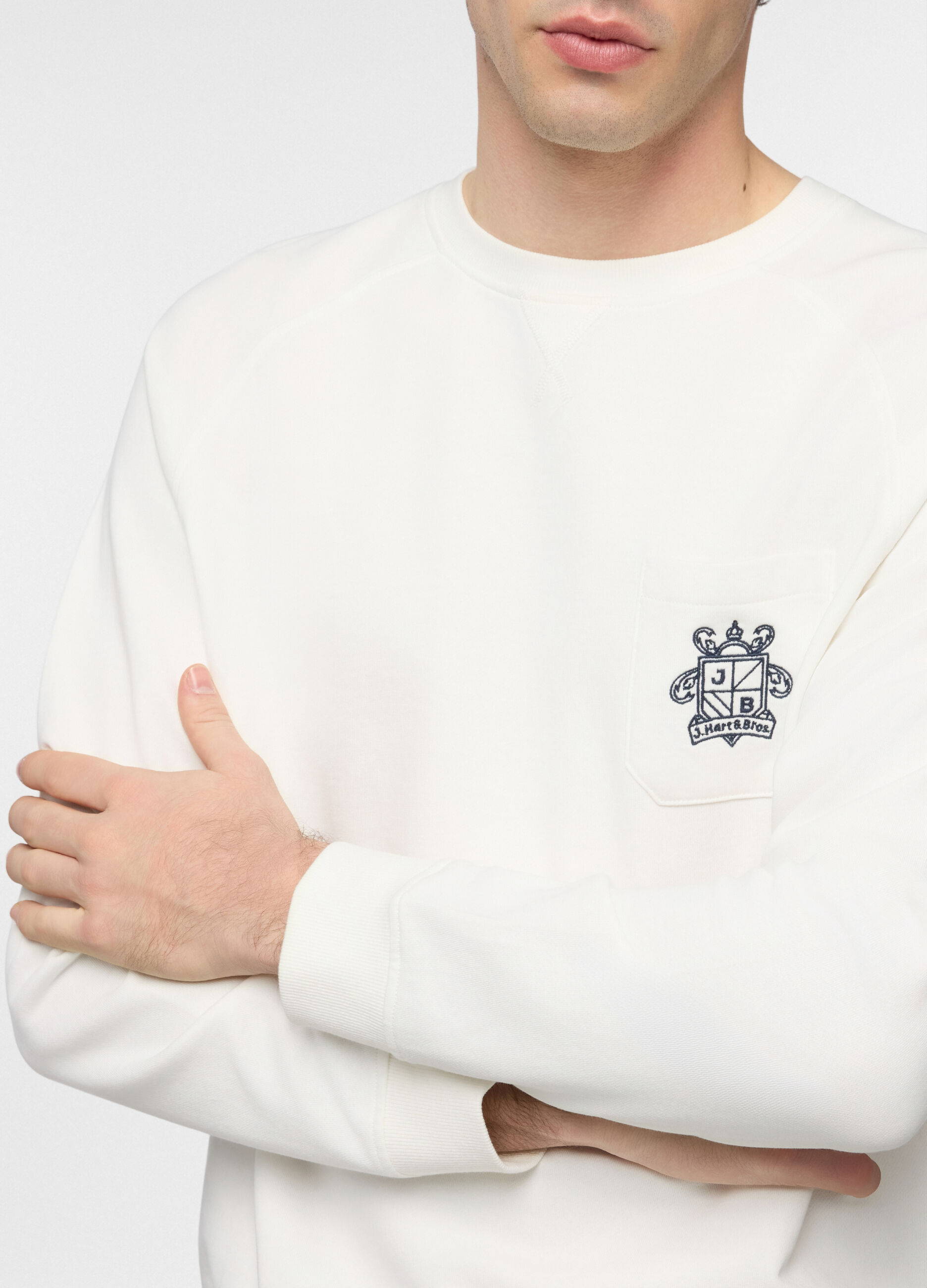 Felpa girocollo con tasca ricamata uomo_2