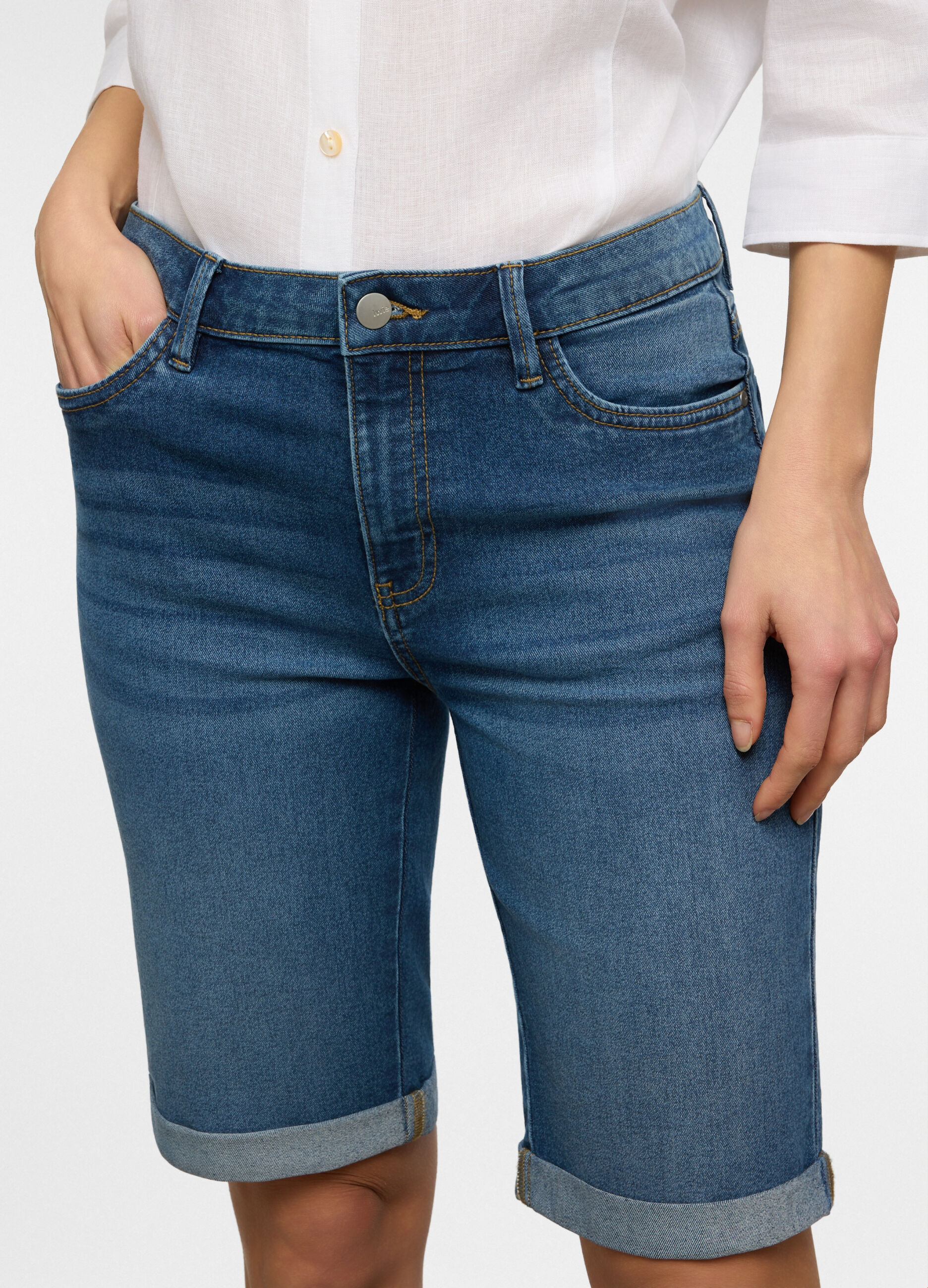 Bermuda fit Straight con fondo risvoltato in denim donna_2