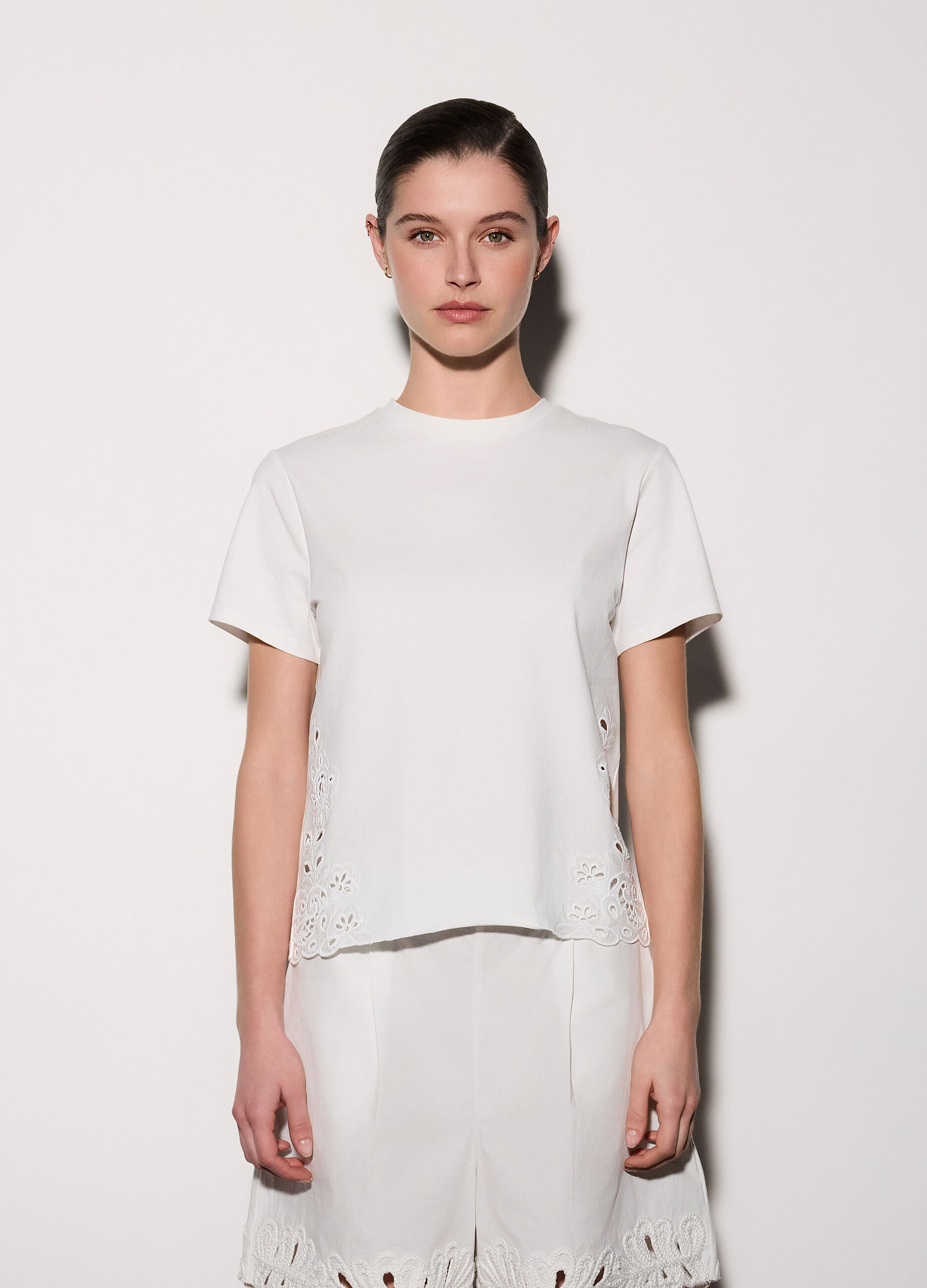 T-shirt girocollo con ricami donna_1