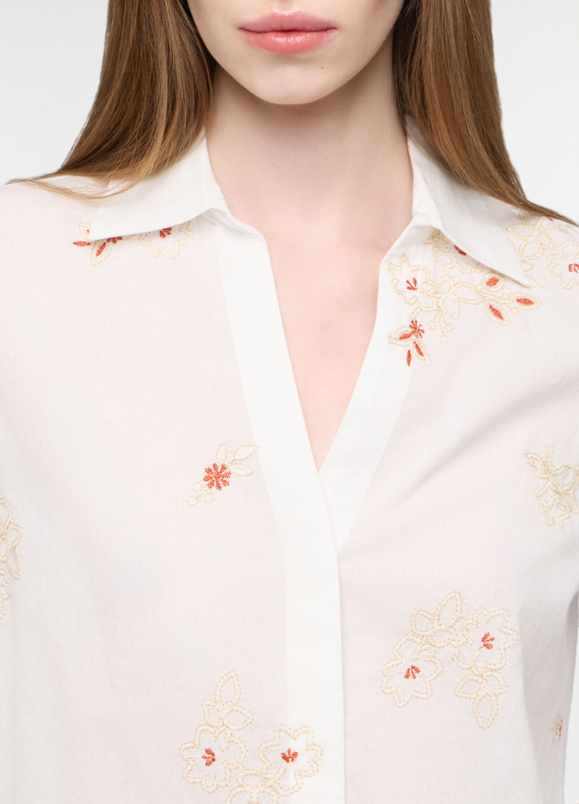 Camicia in puro cotone ricamato con colletto classico donna_2