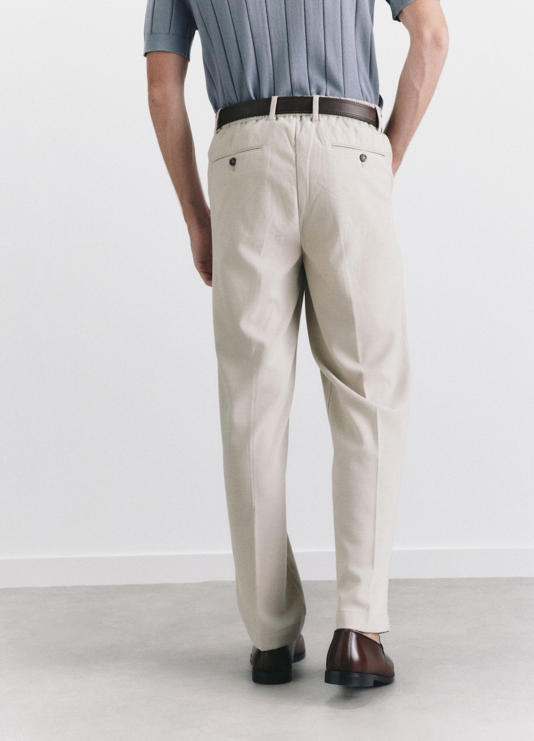Pantaloni chino con pince uomo_2