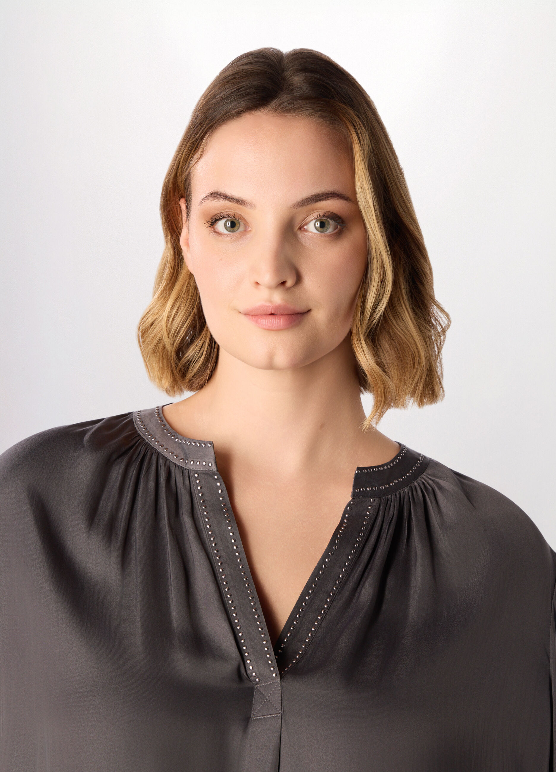 Blusa in raso con scollo a V donna curvy_2