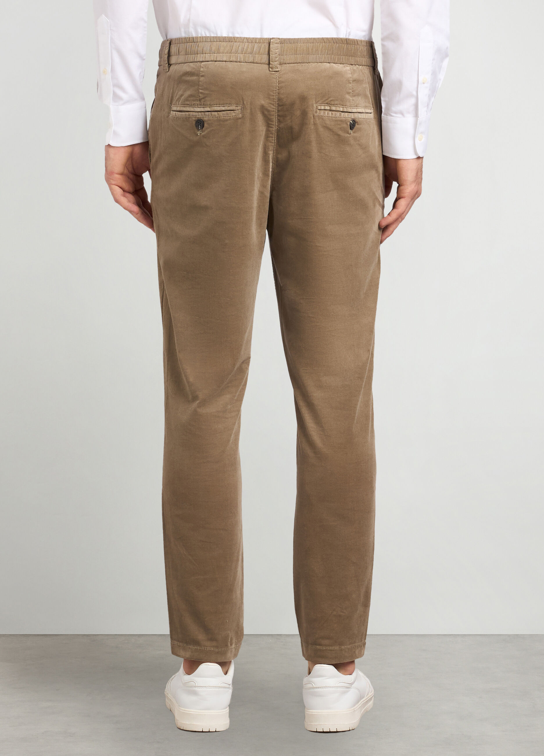 Pantaloni chino regular fit in velluto di cotone stretch uomo_1