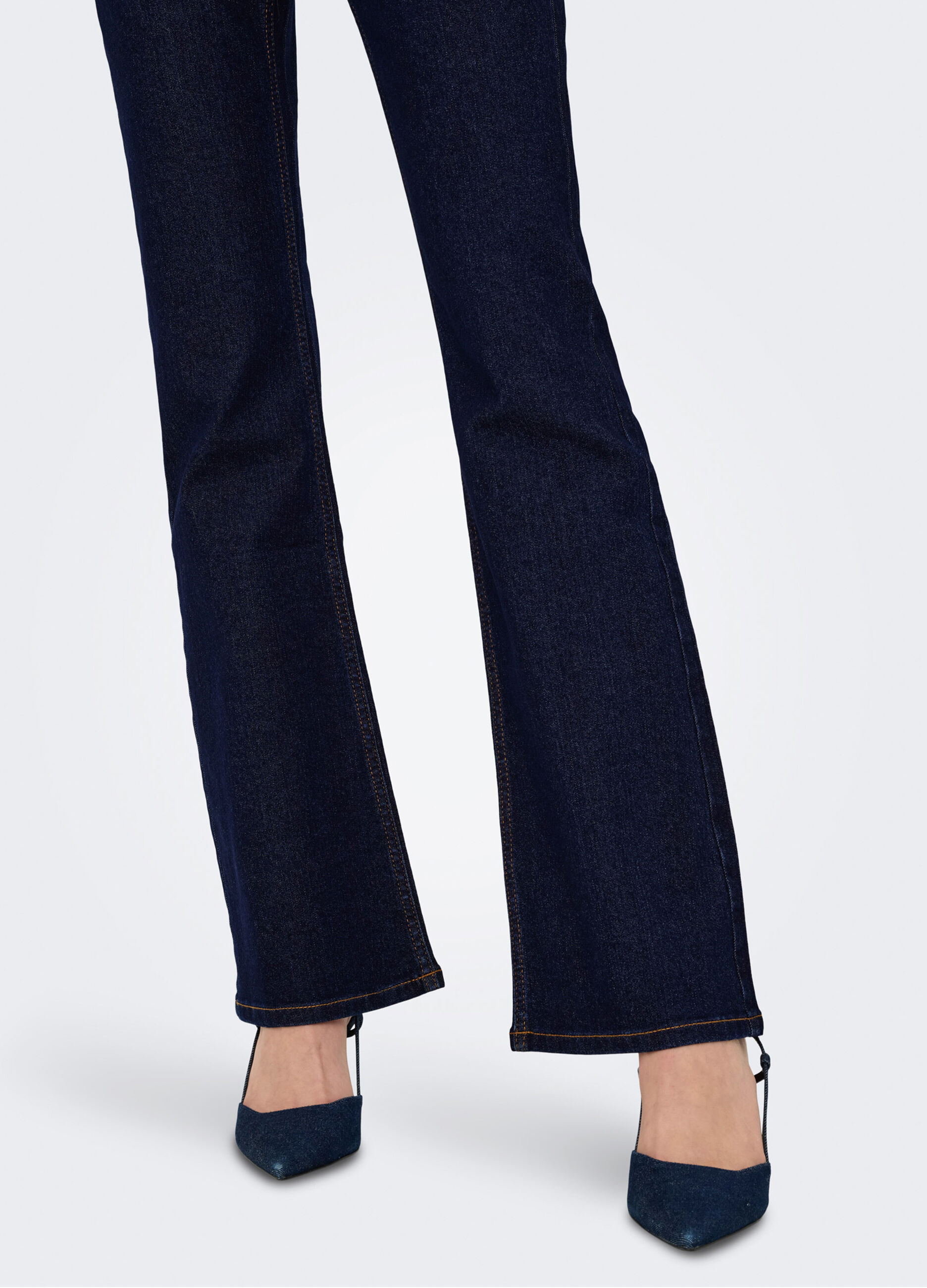 Pantaloni flare fit in denim donna_5