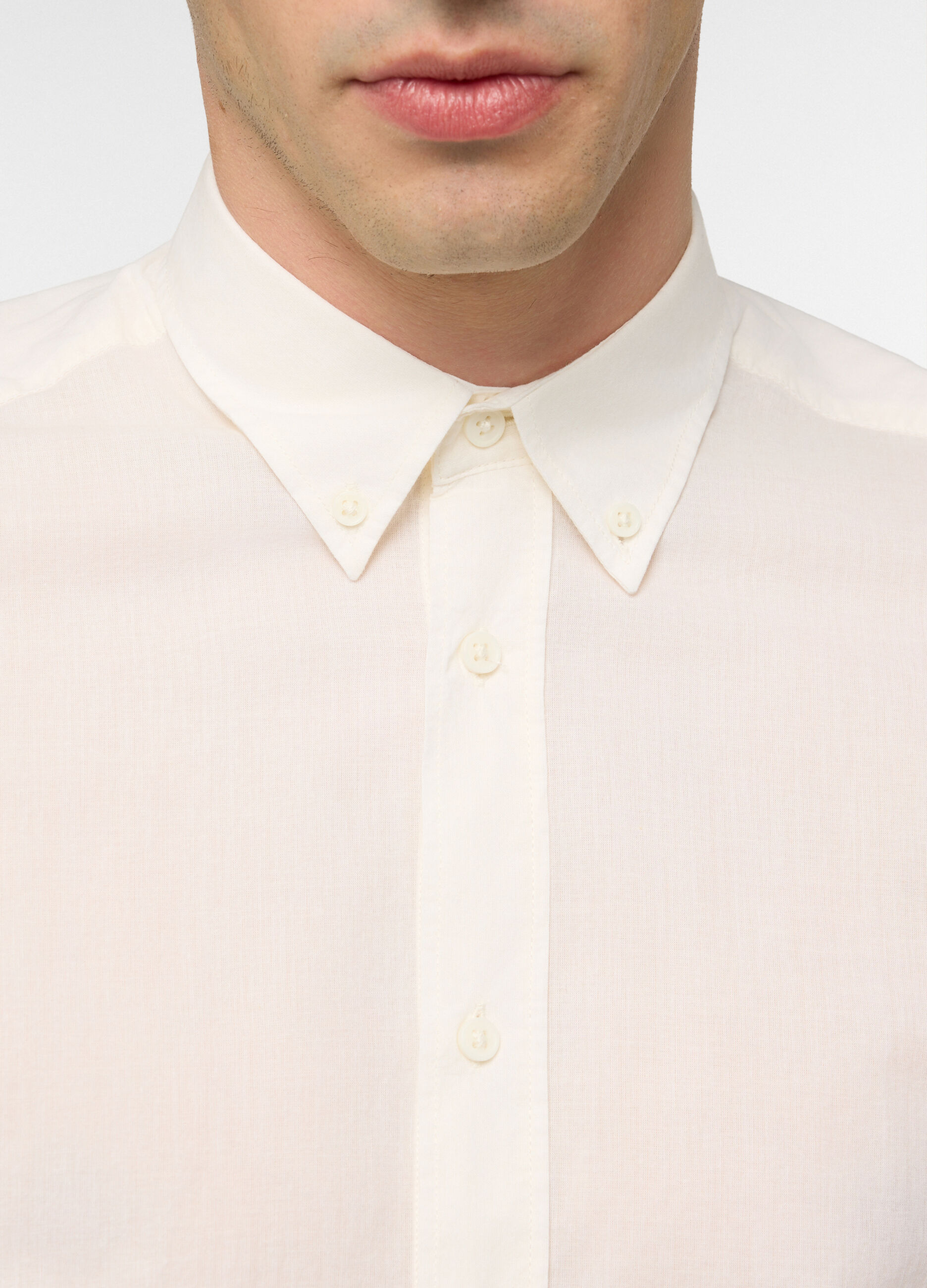 Camica regular fit con colletto button down in voile di cotone_2
