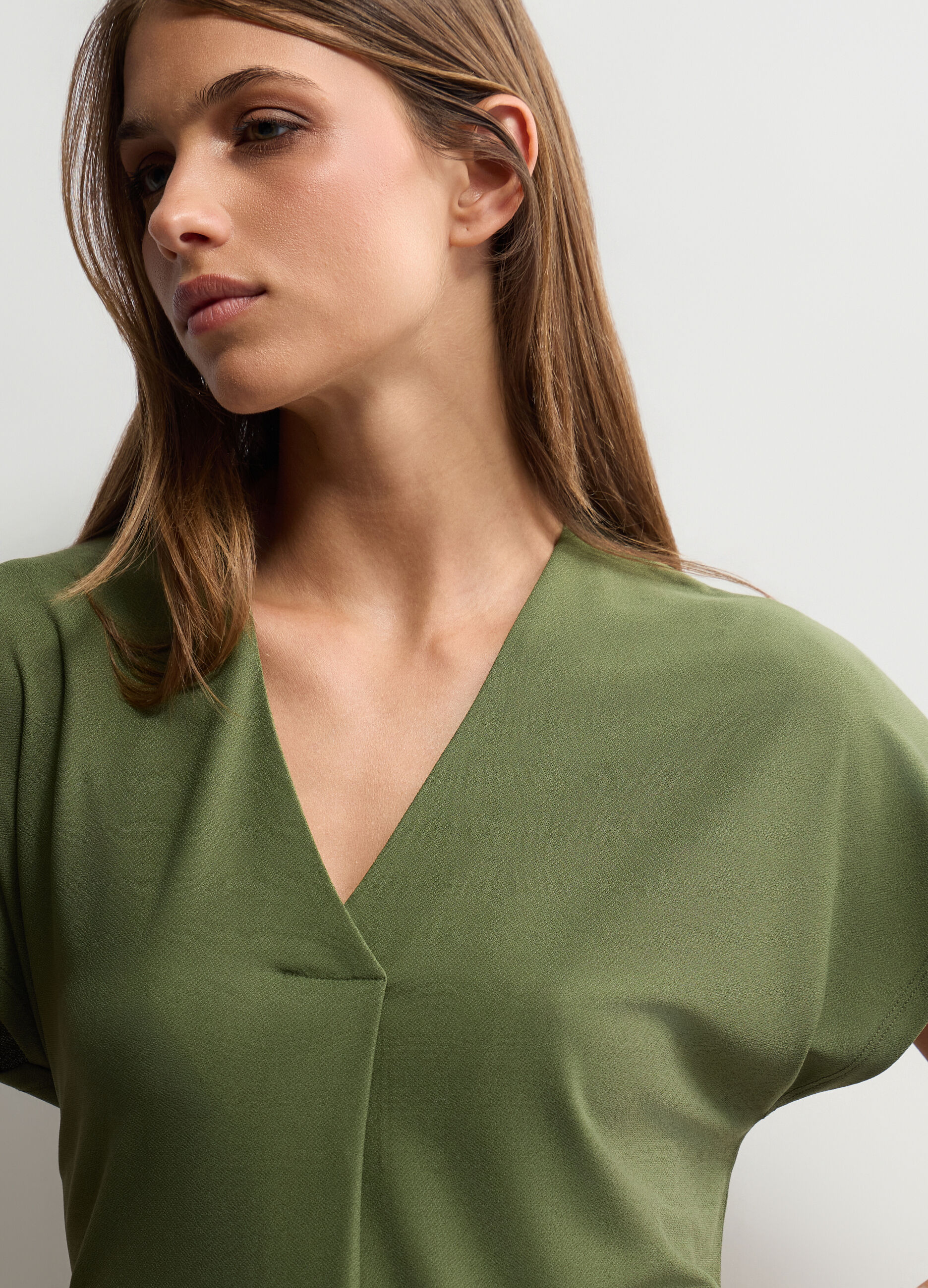 T-shirt con scollo a V stretch donna_2