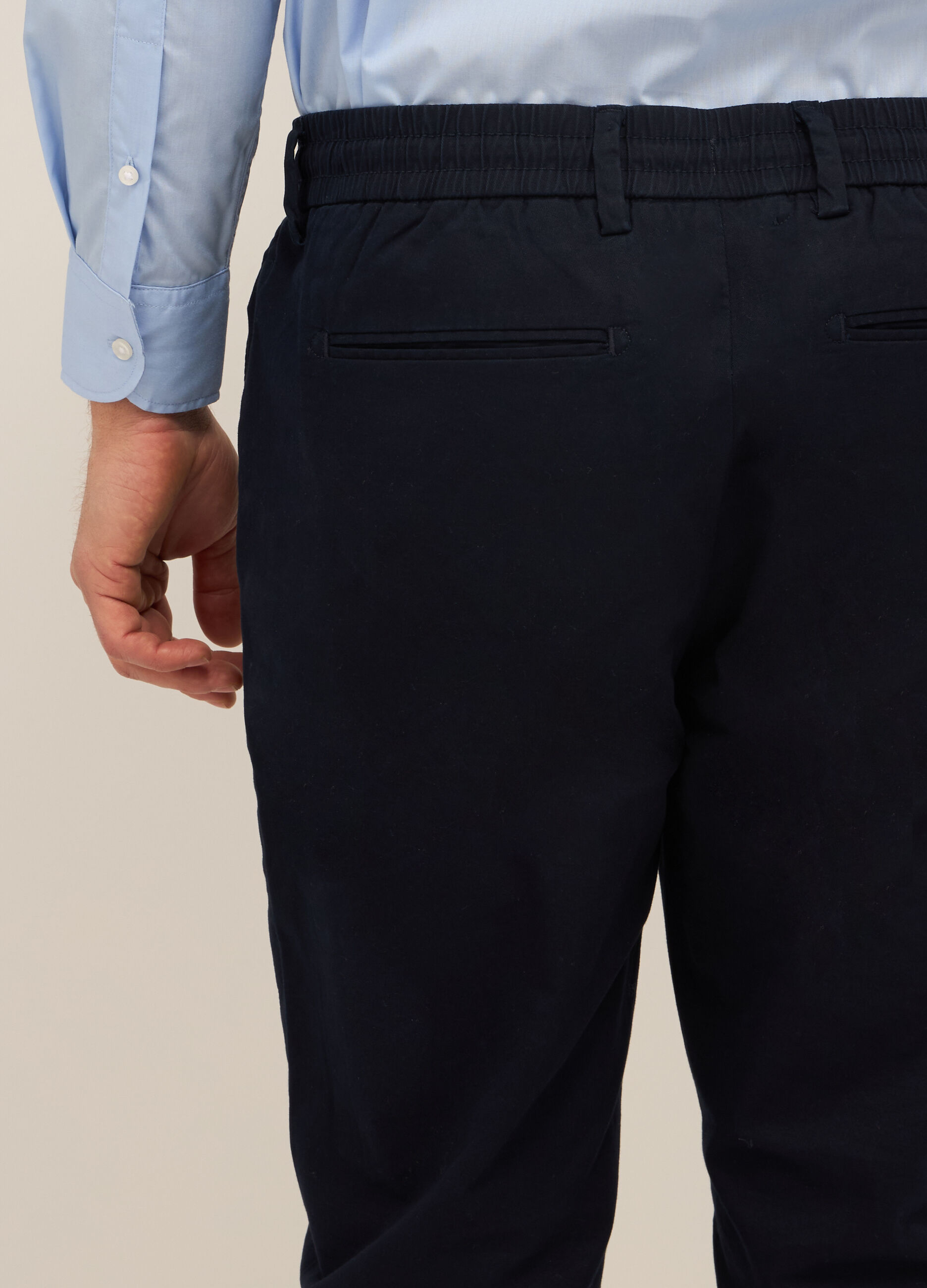 Pantaloni chino regular fit in cotone stretch uomo_2