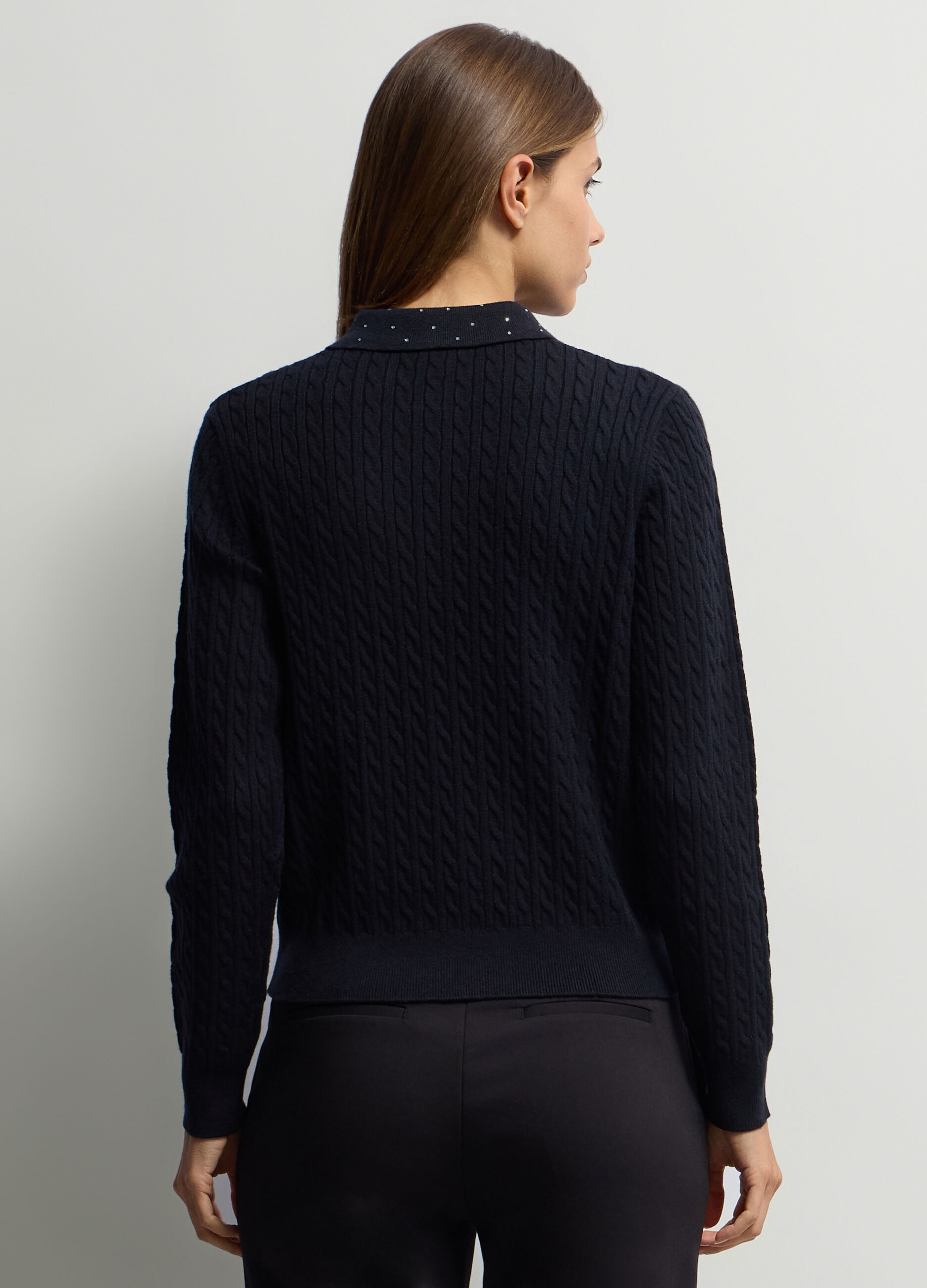Maglia con coletto classico e lavorazione a treccia donna_1
