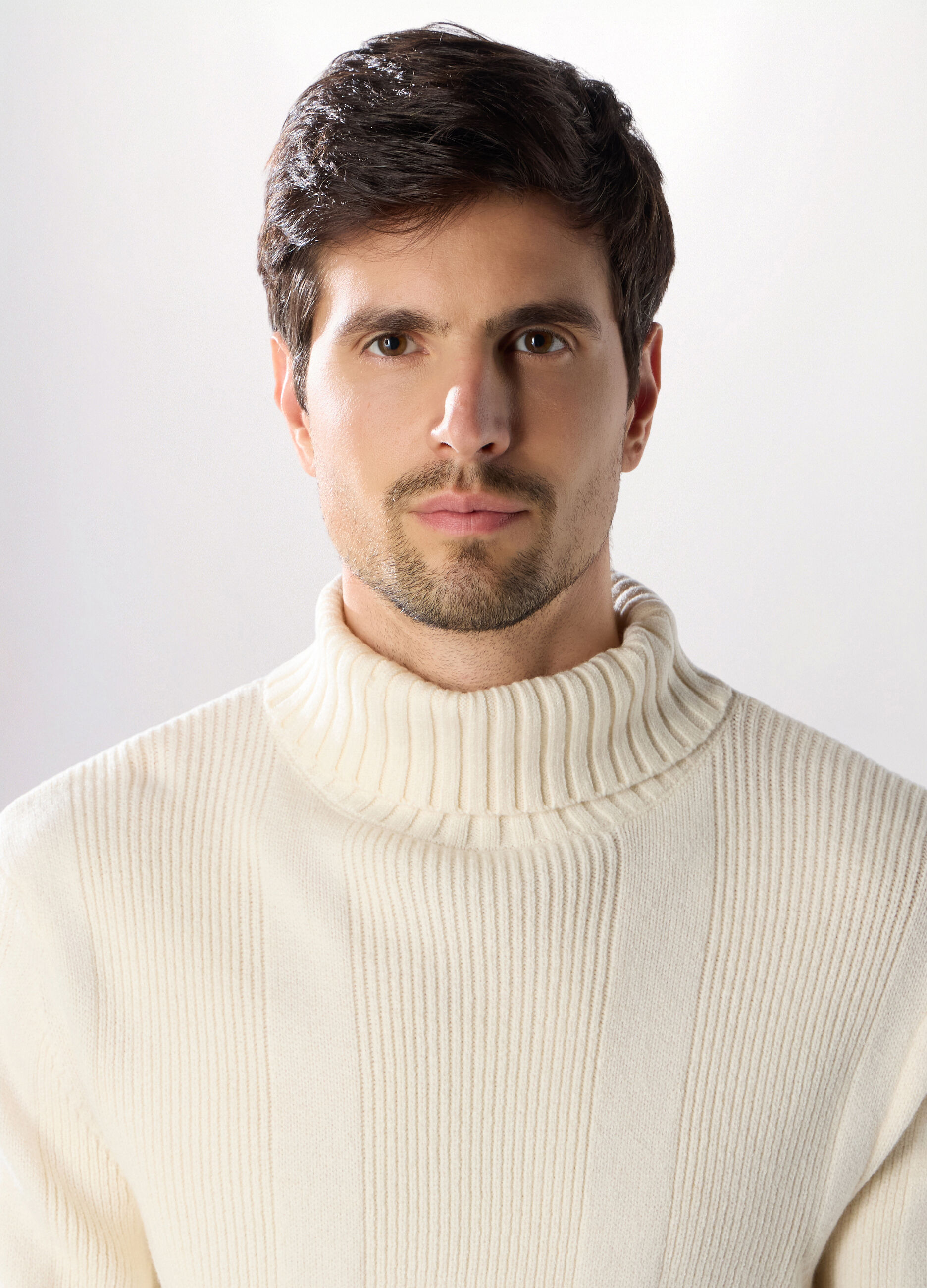 Maglione dolcevita a coste uomo_2