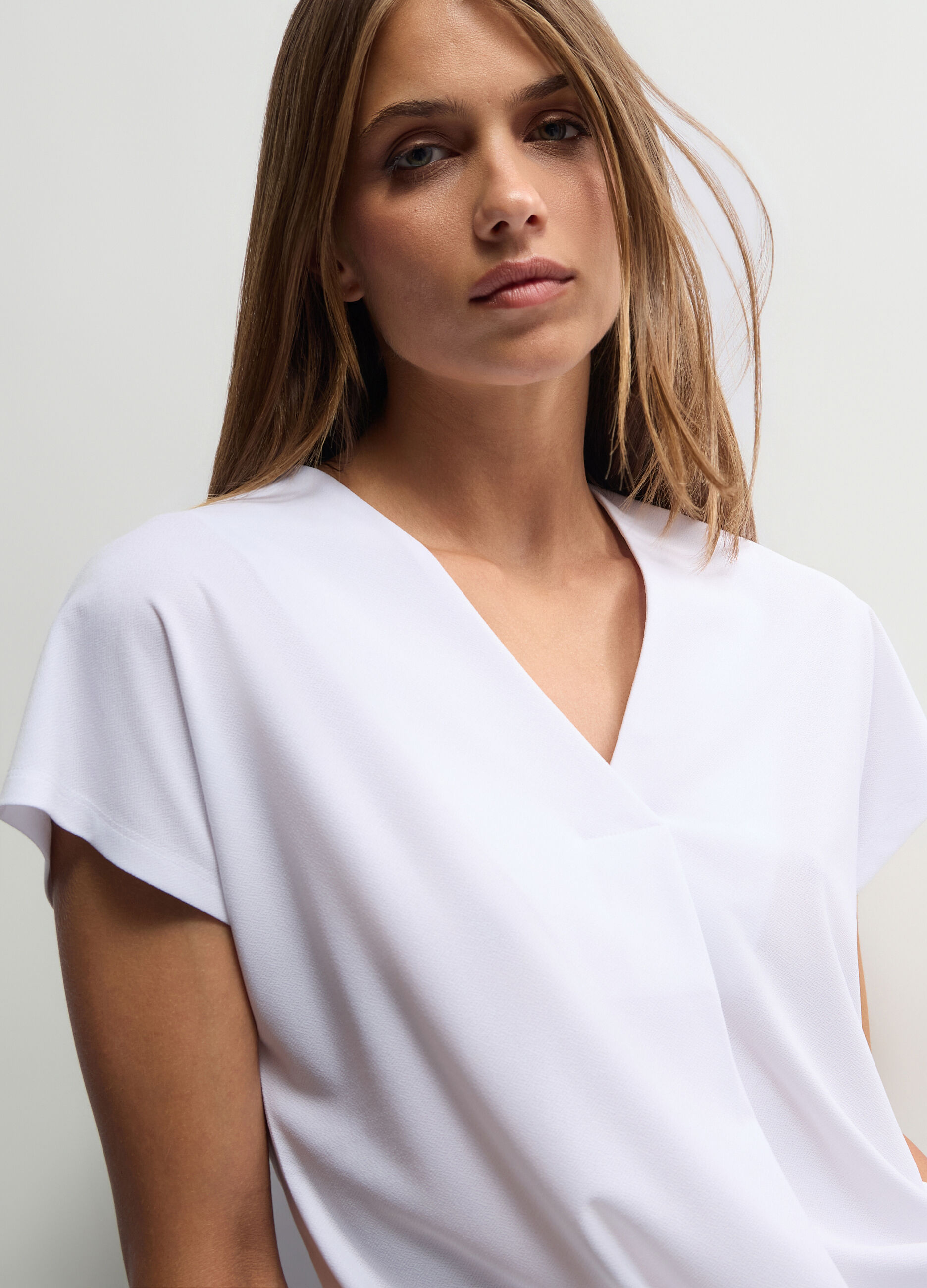 T-shirt con scollo a V stretch donna_2