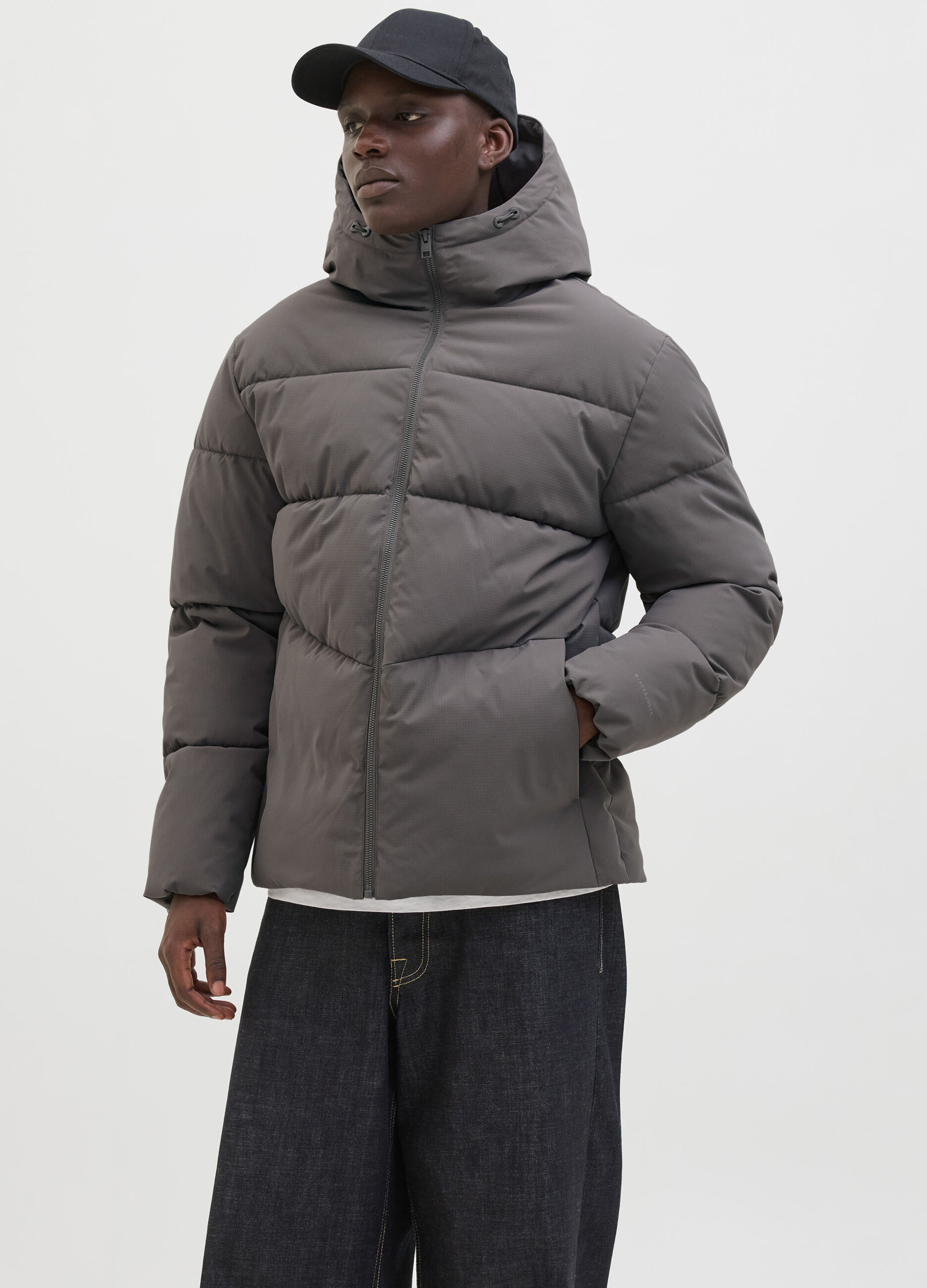 Giubbino imbottito con zip e cappuccio uomo_0