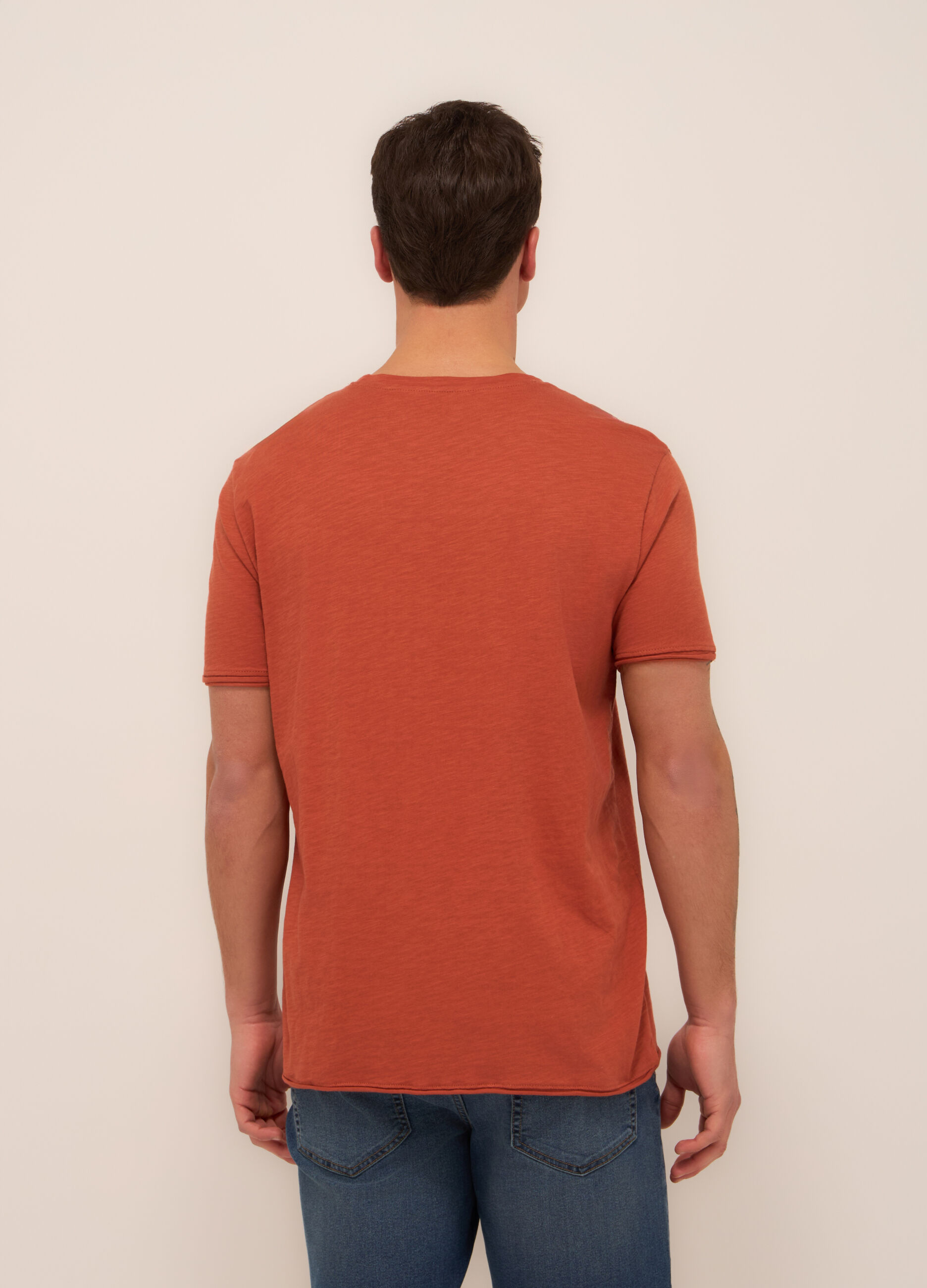 T-shirt girocollo con taschino uomo