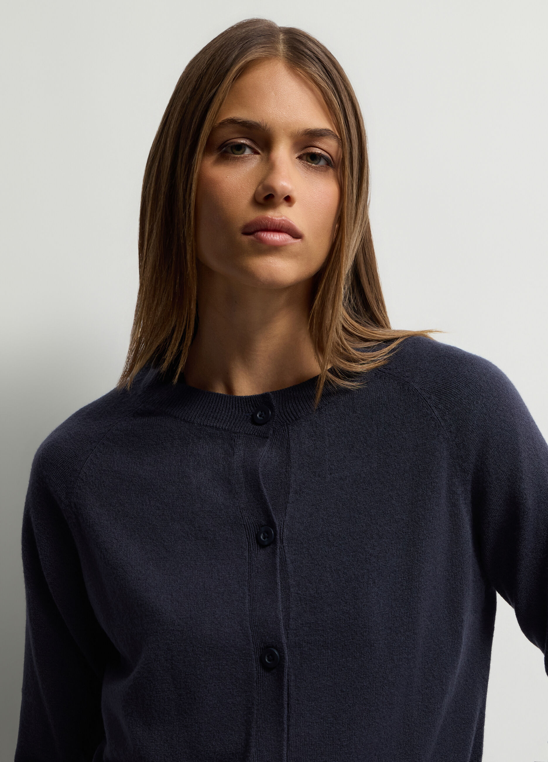 Cardigan girocollo in maglia rasata donna_2