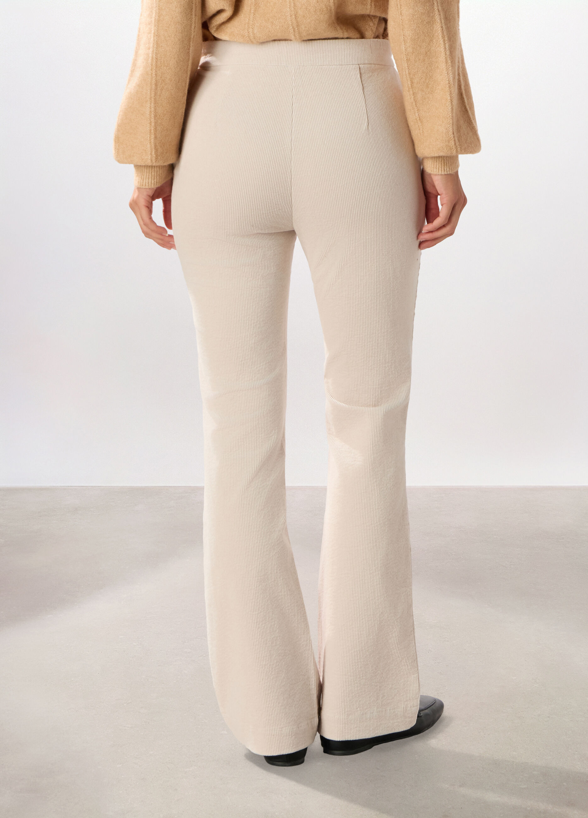 Pantaloni flare fit in velluto a coste donna_1