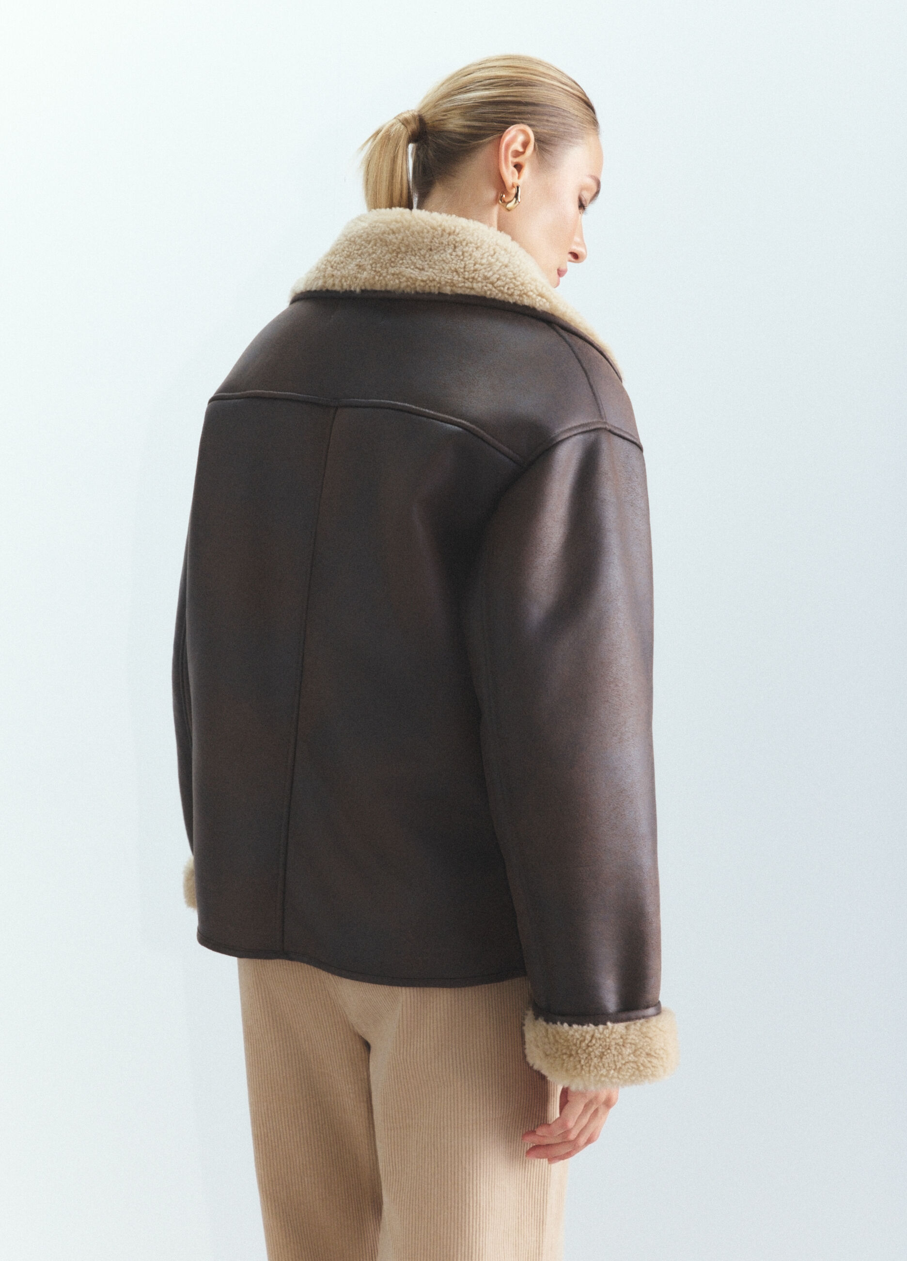 Eco montone con scollo reverse donna_3
