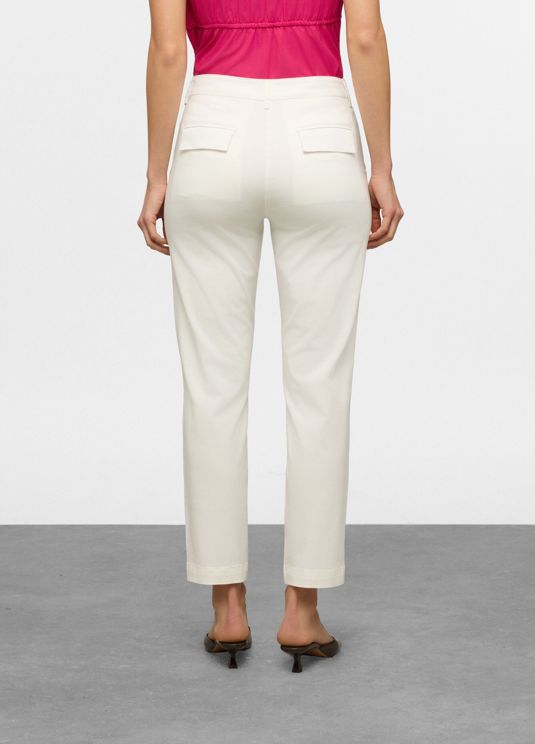 Pantaloni fit regular in twill di cotone stretch donna_1