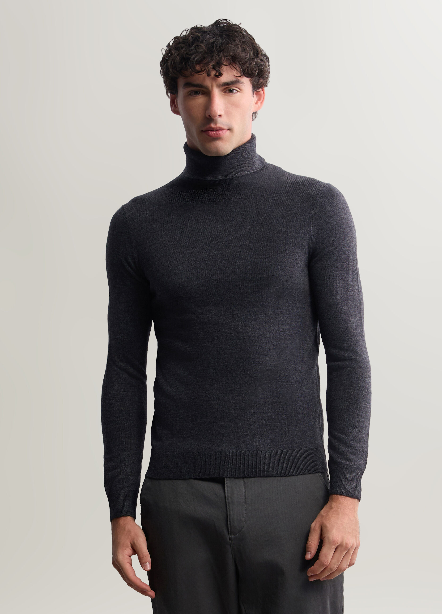 Maglione dolcevita in maglia rasata uomo_0