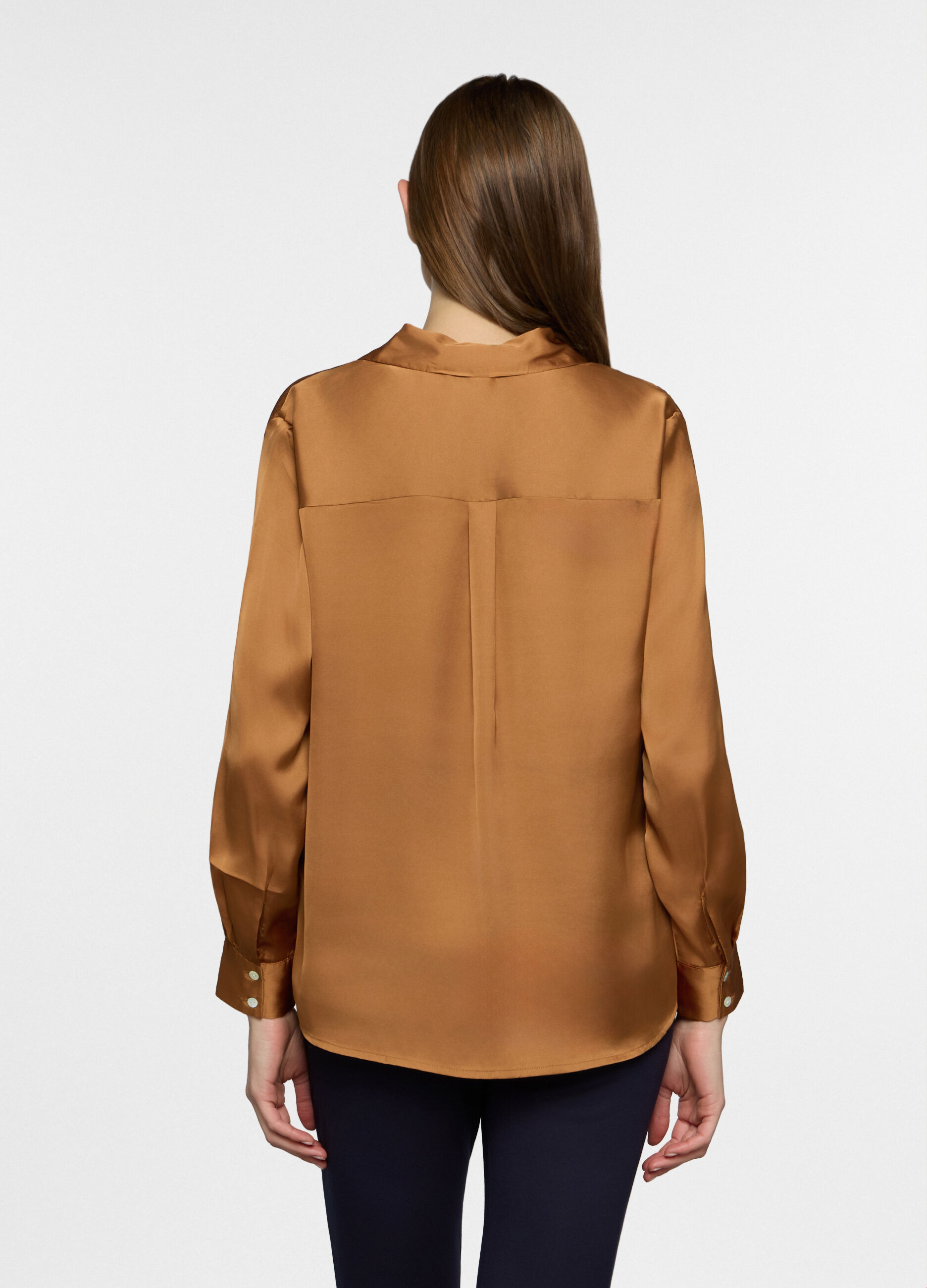 Camicia over fit con colletto alla francese in raso donna_1