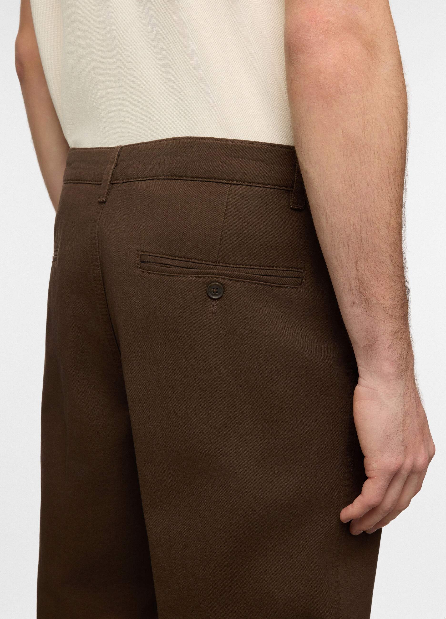 Pantalone chino relaxed fit in cotone uomo_2