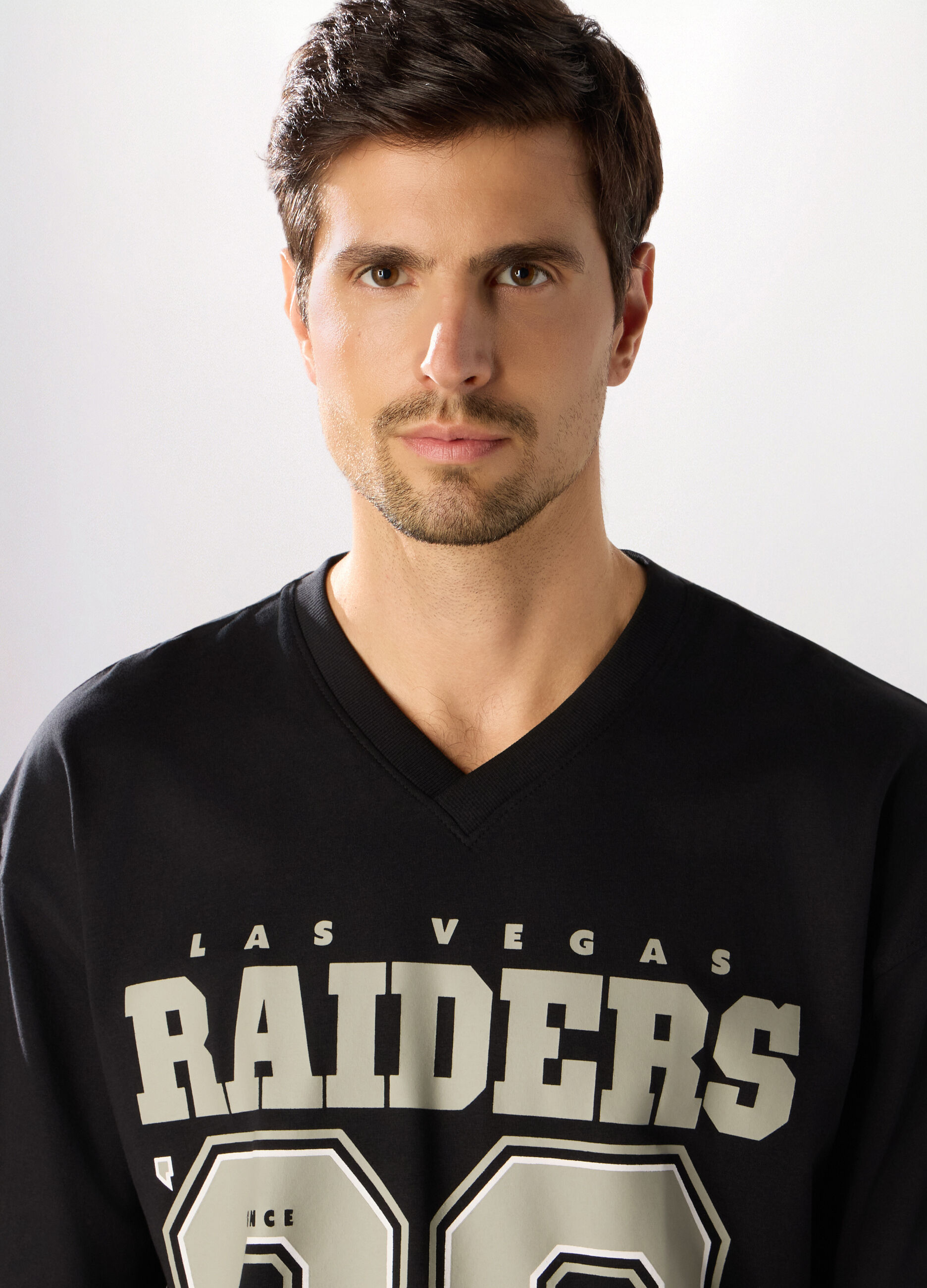 T-shirt collo a V Las Vegas Raiders uomo_2