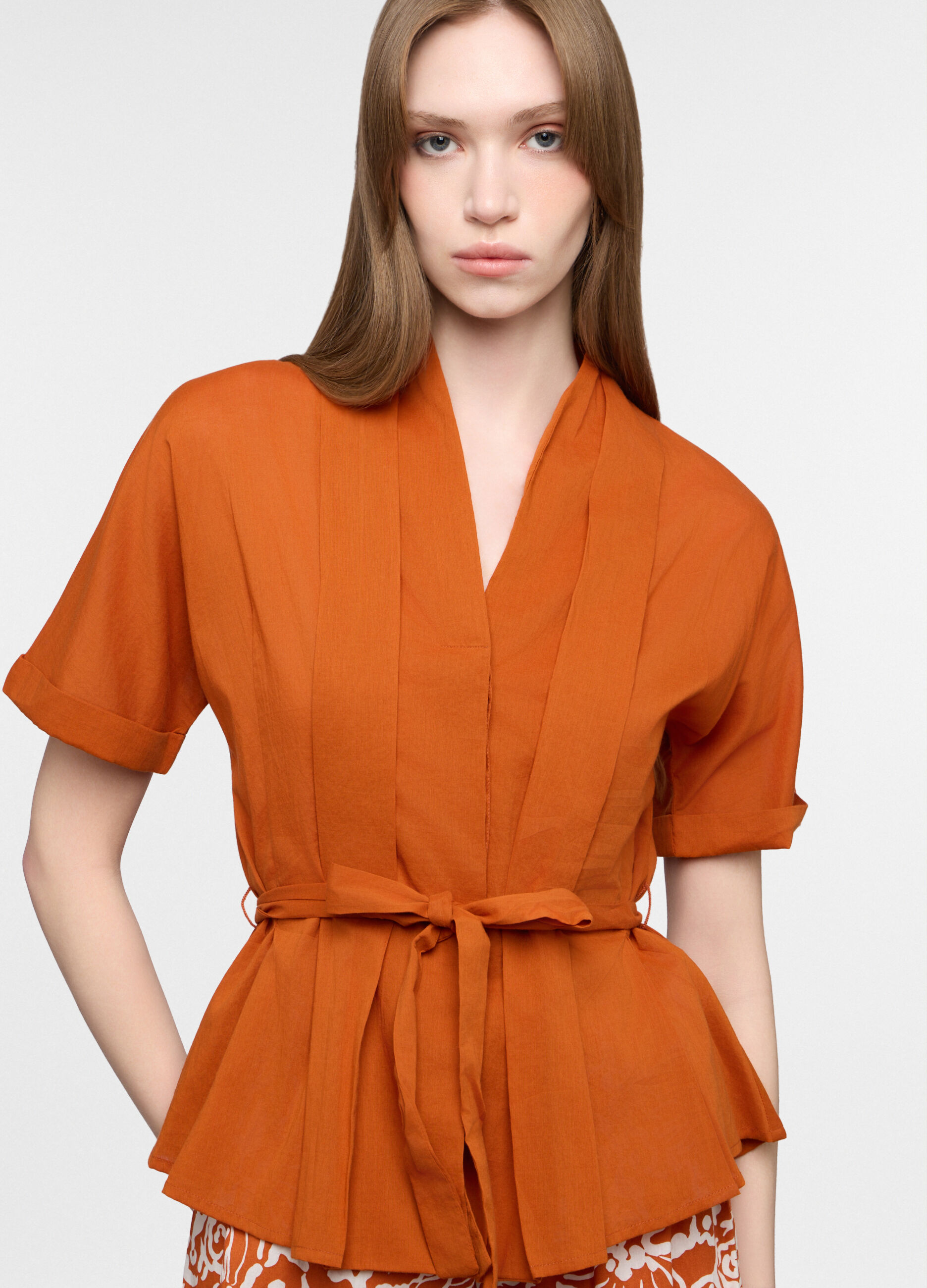 Blusa regular fit con scollo a V in puro cotone donna_2