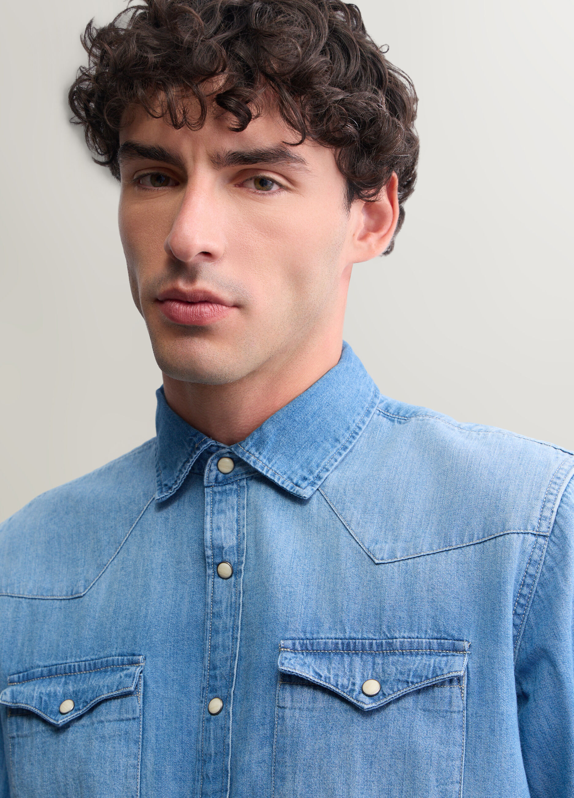 Camicia di jeans con spallone e taschini uomo_2