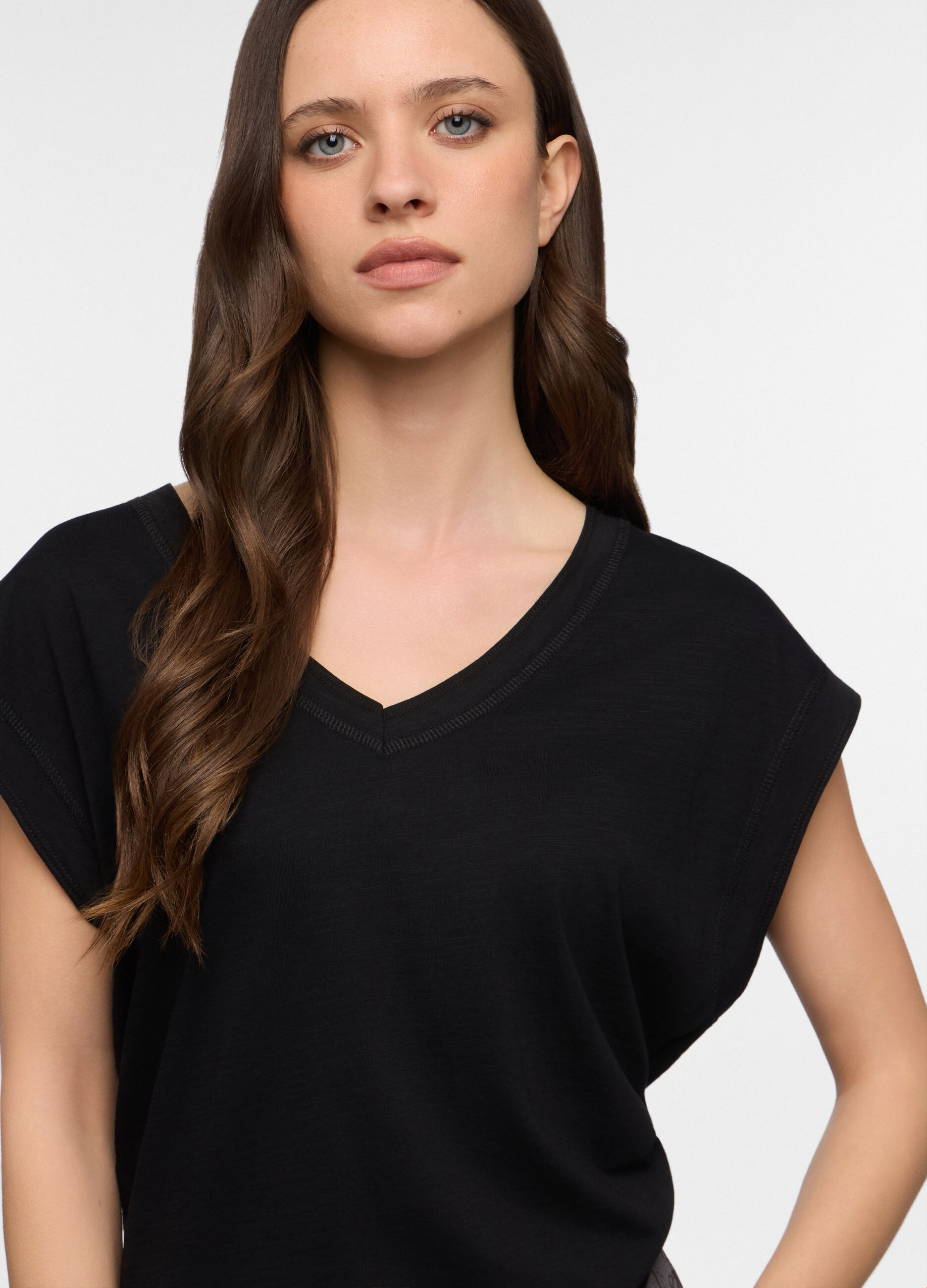 T-shirt con scollo a V donna_2