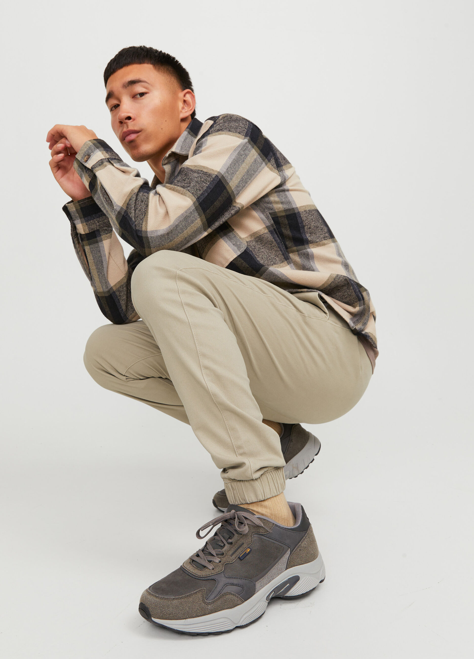 Jogger regular fit ibridi in twill di cotone uomo_3