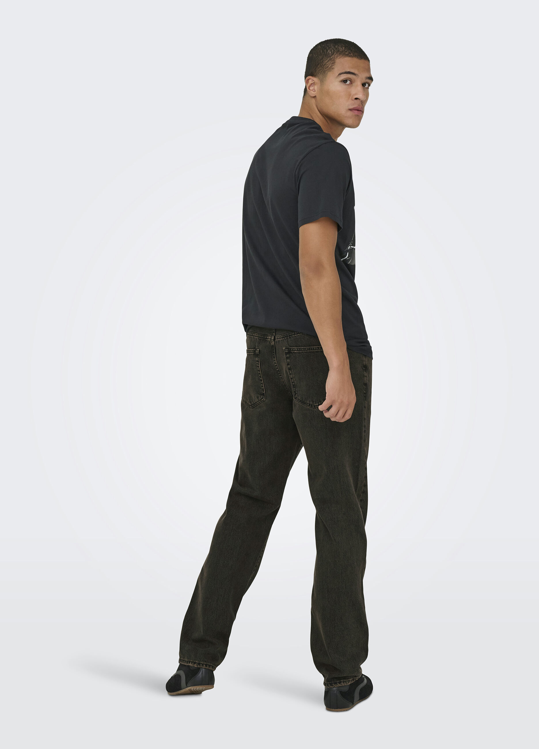 Jeans in denim lavato uomo_1