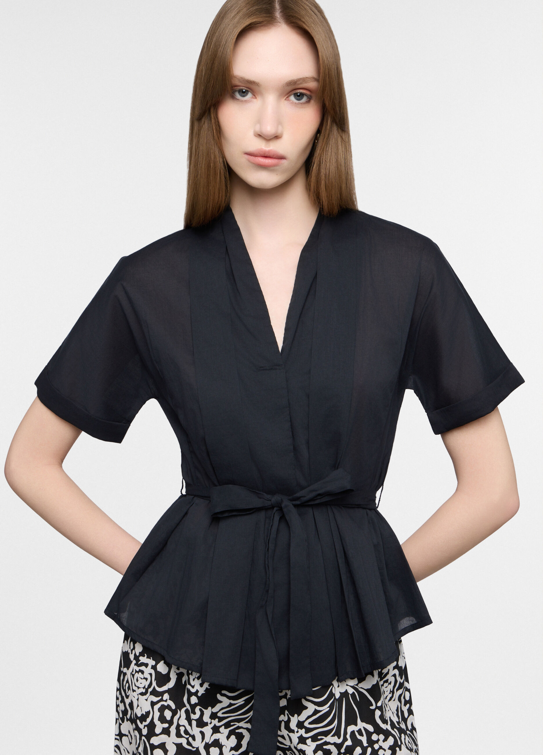 Blusa regular fit con scollo a V in puro cotone donna_2