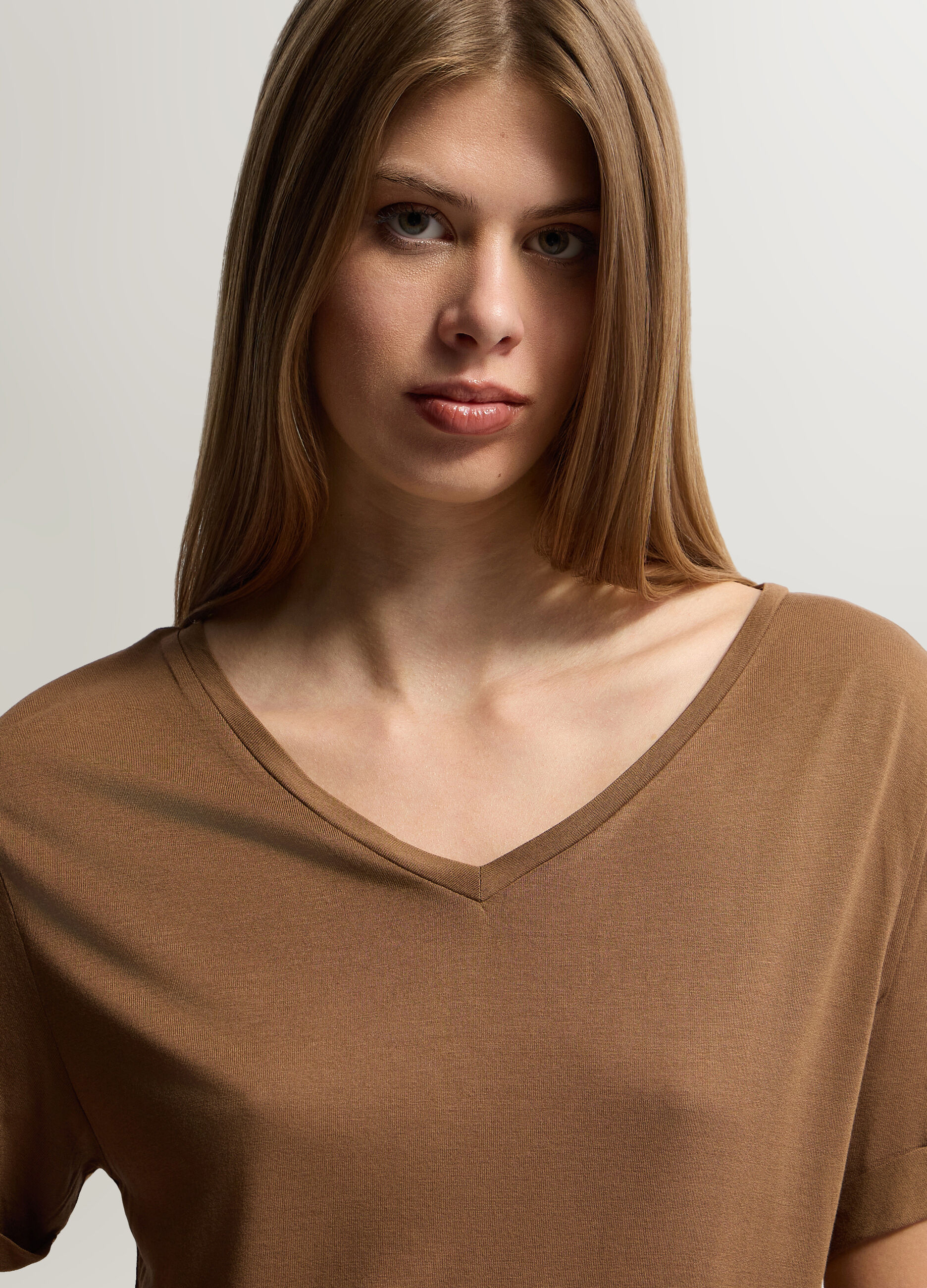 T-shirt con scollo a V donna_2