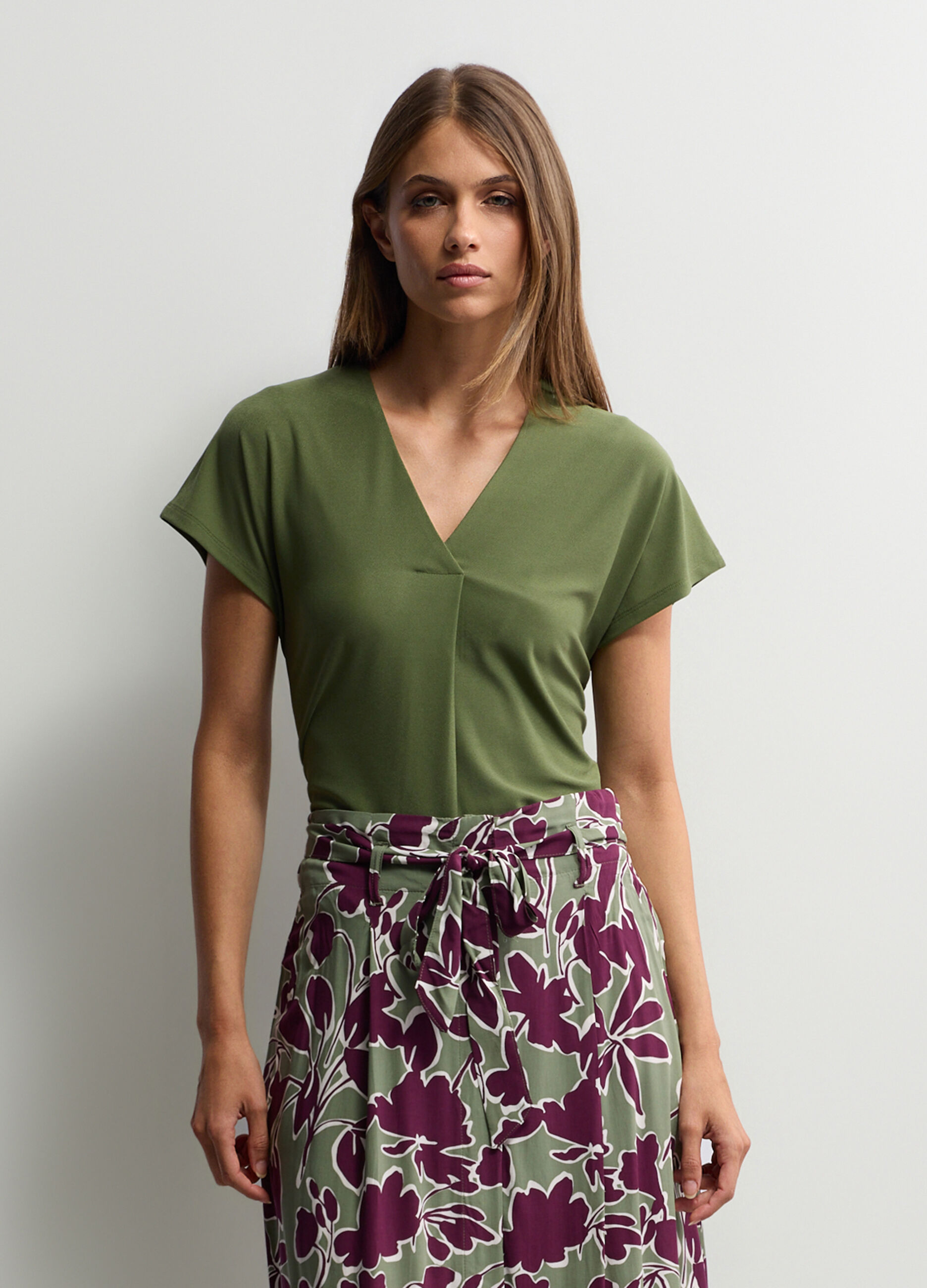 T-shirt con scollo a V stretch donna_0